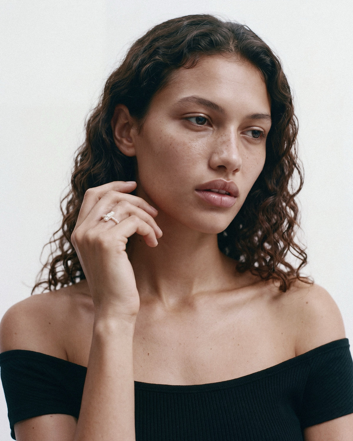 PEARL NAKED August Ring in White, worn by a model, for COLD SKIN.