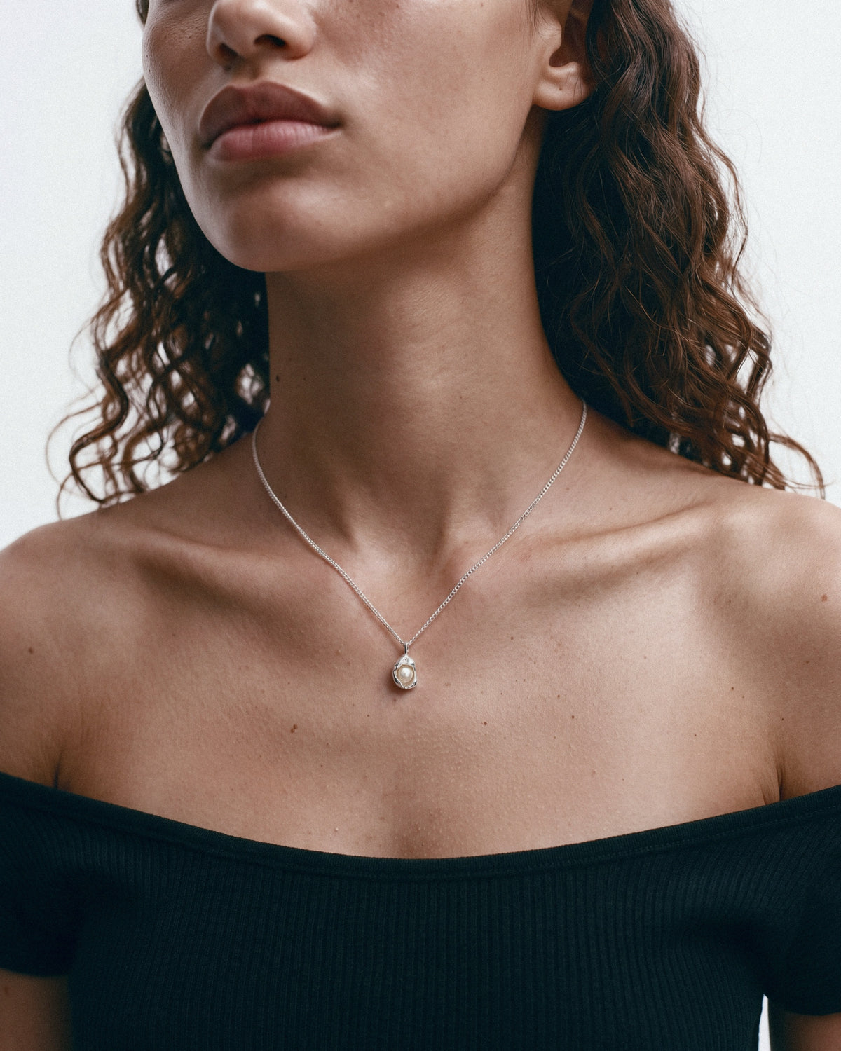 BAIXA Isa Pearl Necklace in Silver, worn by a model – close-up, for COLD SKIN.