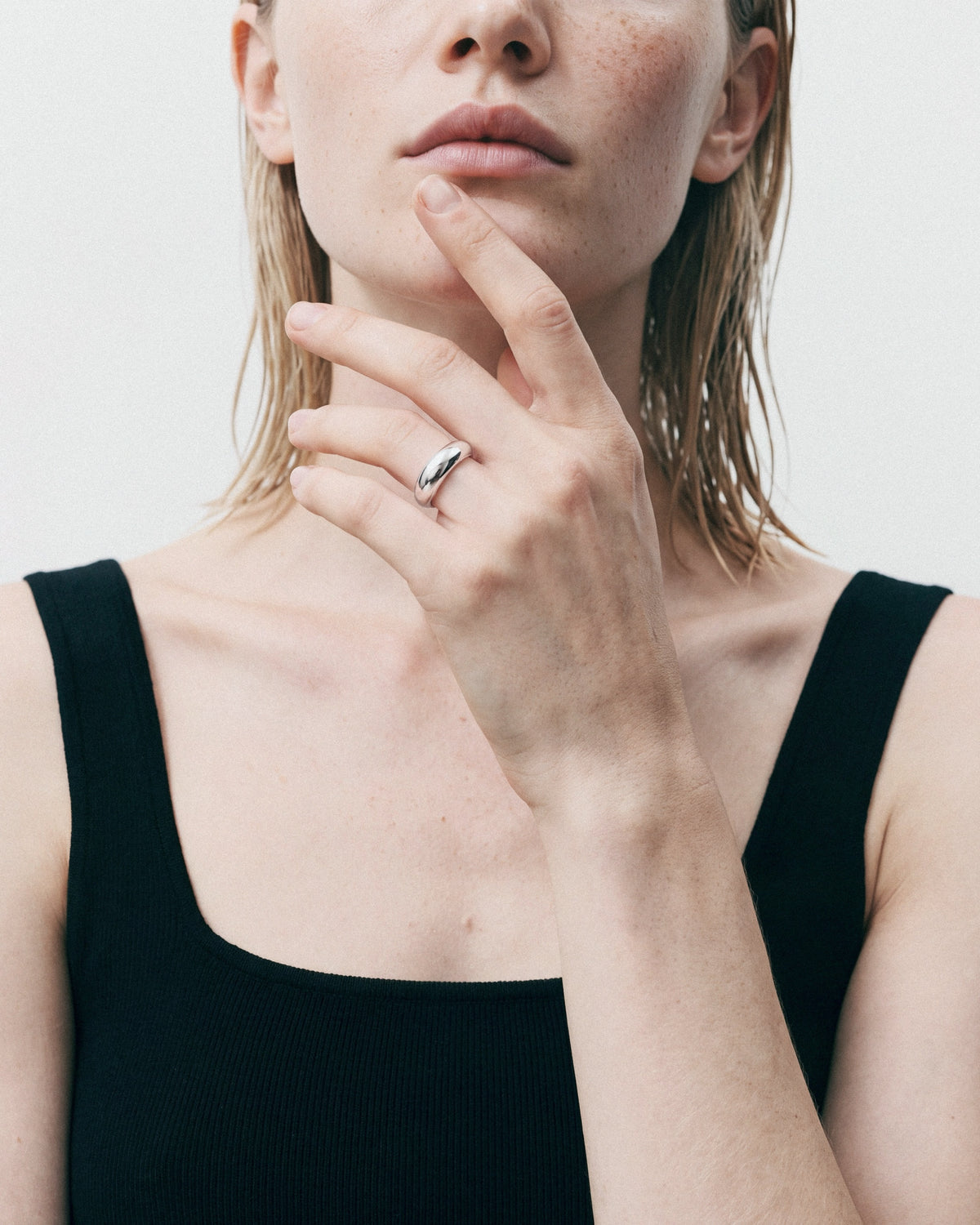BAIXA Jadie Ring in Silver, worn by a model – close-up, for COLD SKIN.