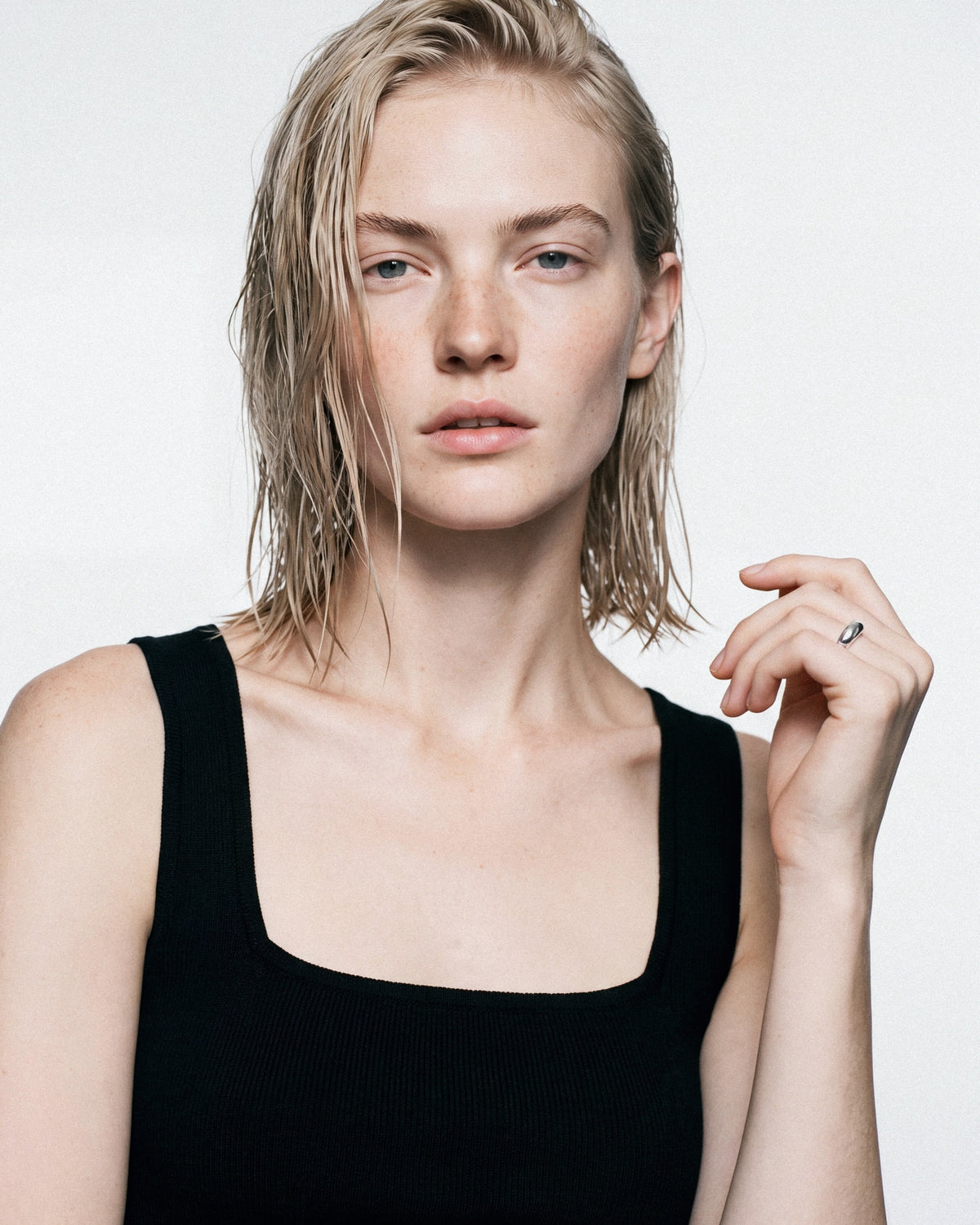 BAIXA Jadie Ring in Silver, worn by a model, for COLD SKIN.