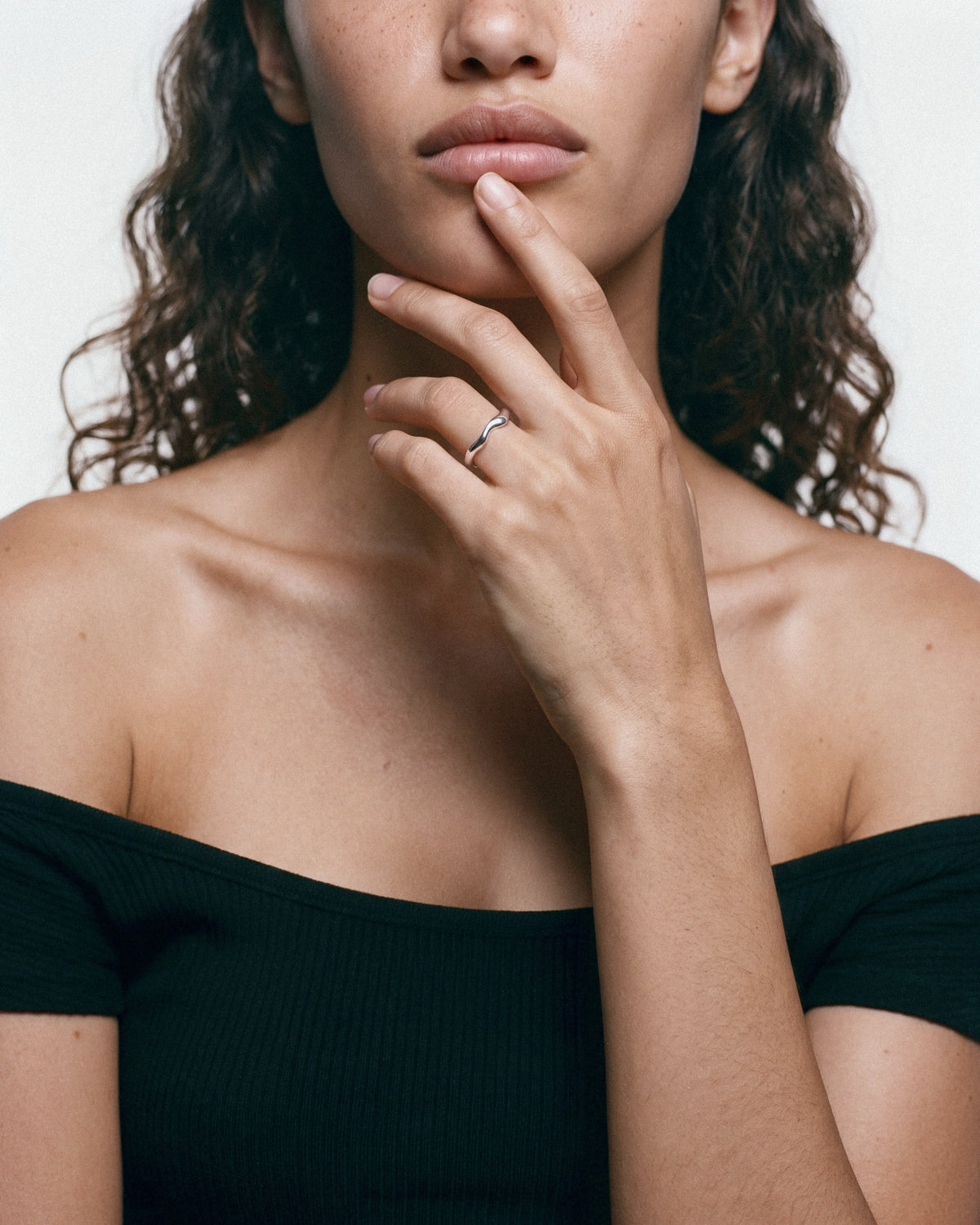 Baixa Julia Ring in silver, worn by a model — close-up, for COLD SKIN.