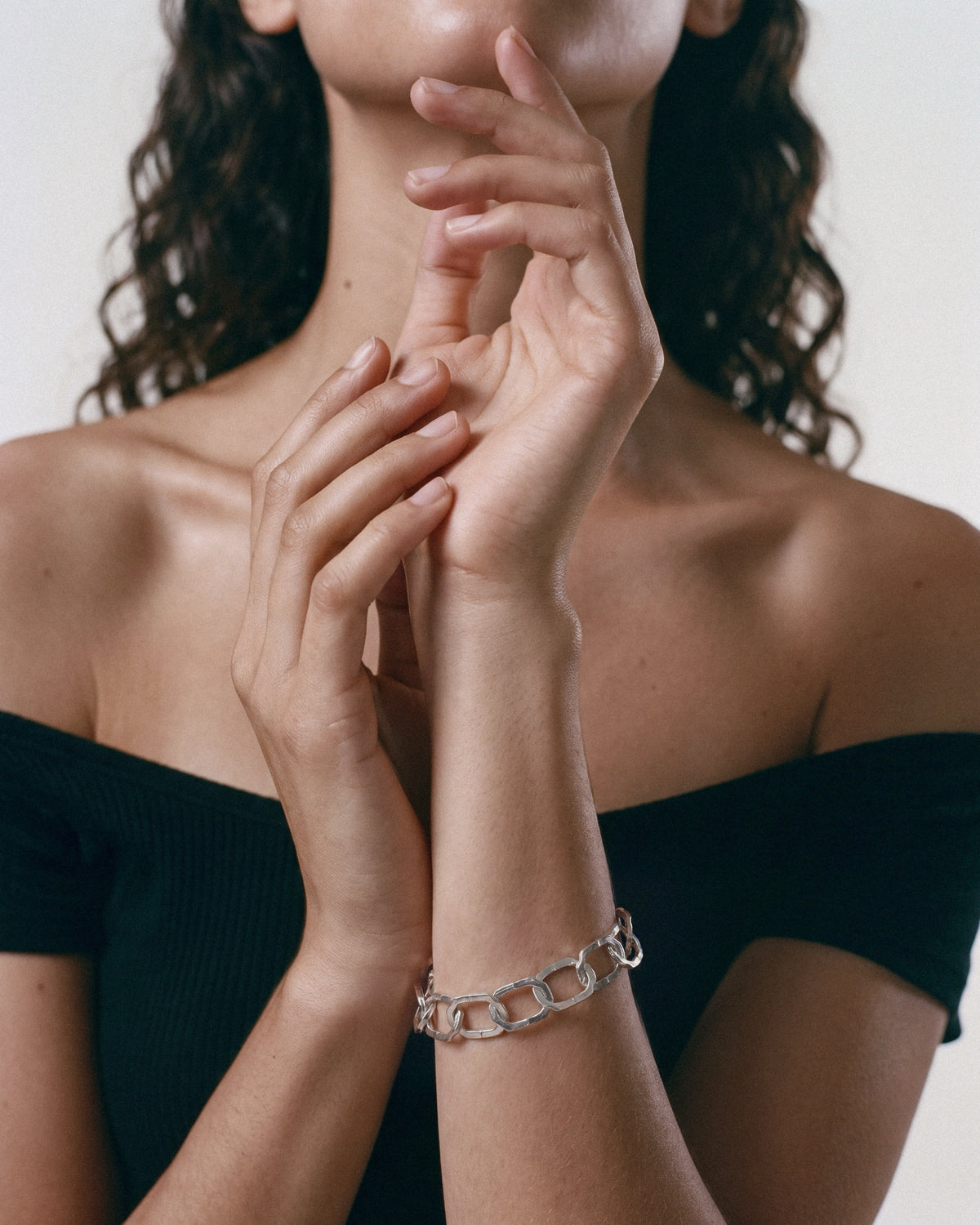 STRUGA Blade Medium Links V.2 Bracelet in Silver, worn by a model – close-up, for COLD SKIN.