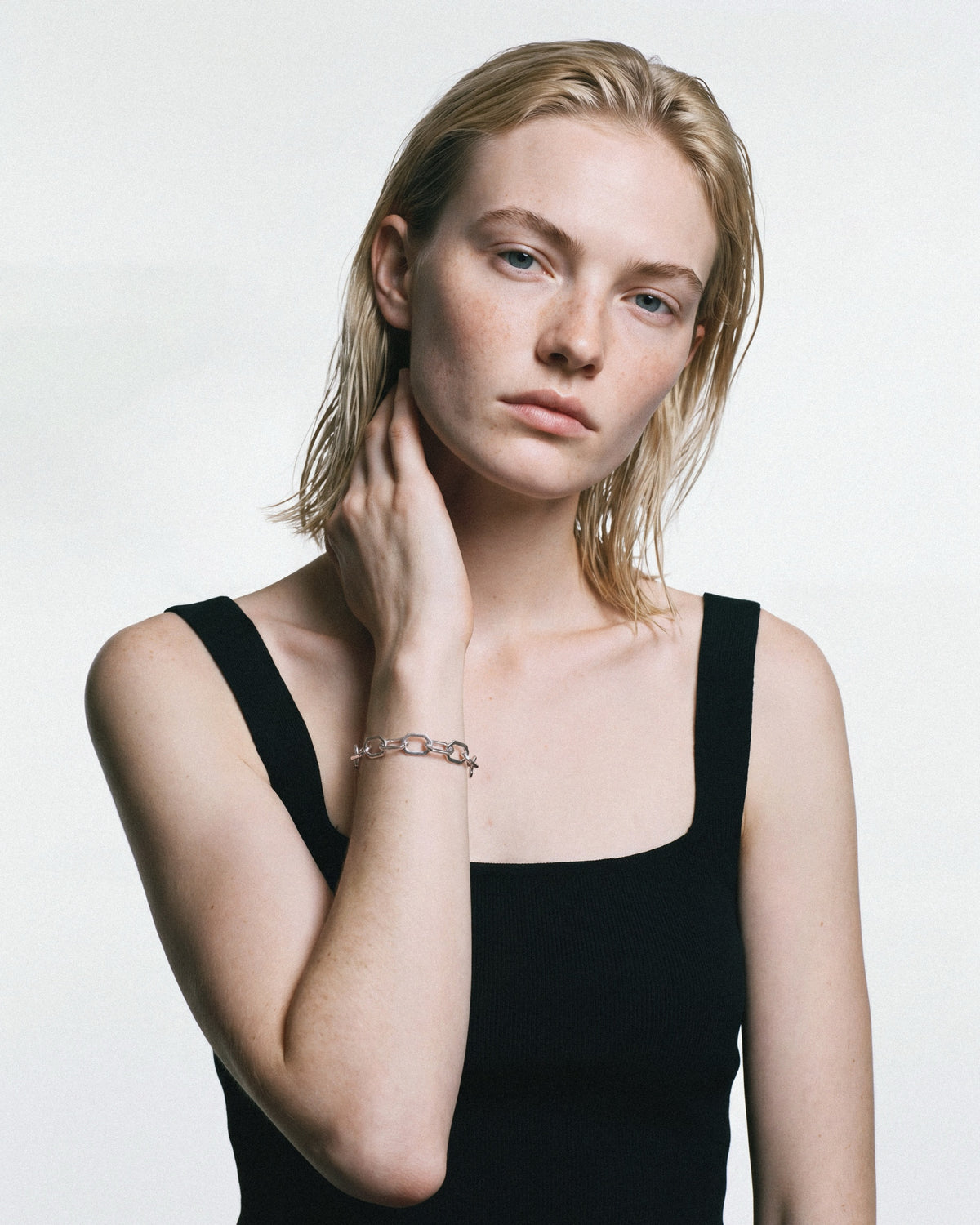 STRUGA Blade Mini Links V.2 Bracelet in Silver, worn by a model, for COLD SKIN.