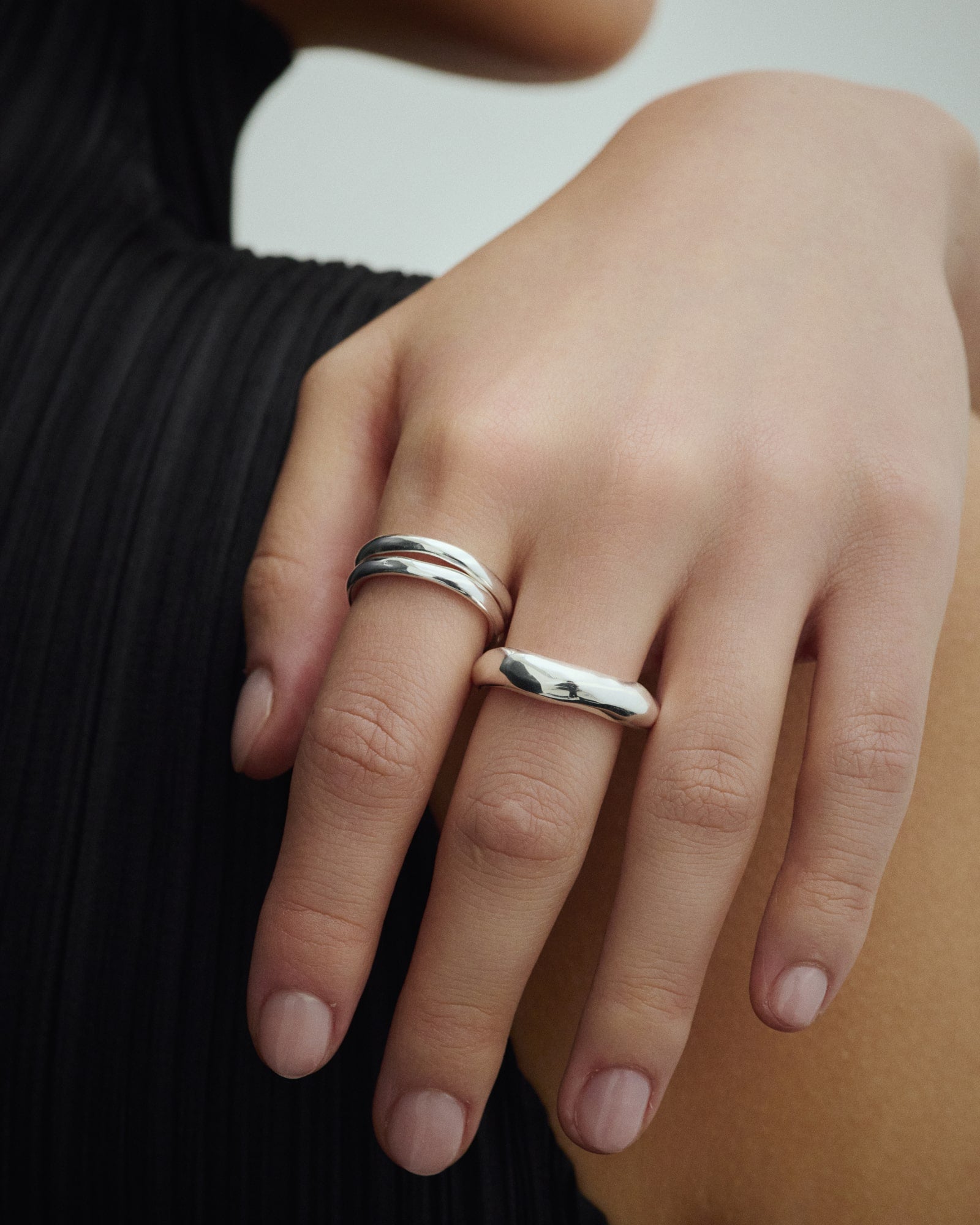 Female Model wearing Arishi Basic Big Ring and Small Ring in silver.