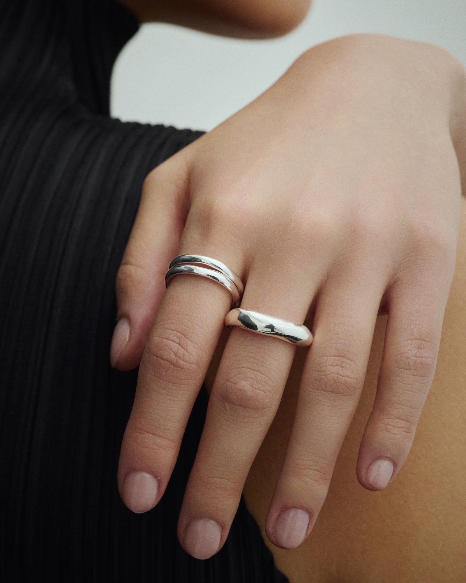 Female model wearing Arishi Basic Big Ring and Small Ring in silver.