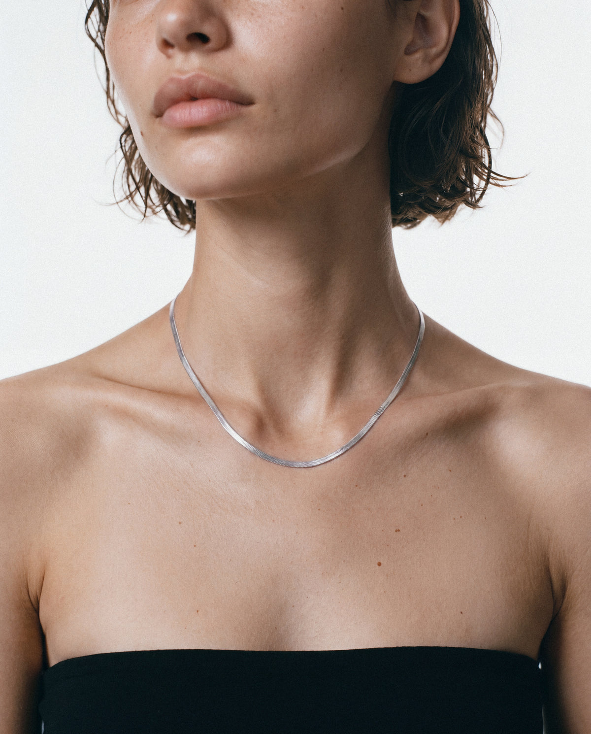 Close-up of the Alexa Chain - Silver, worn