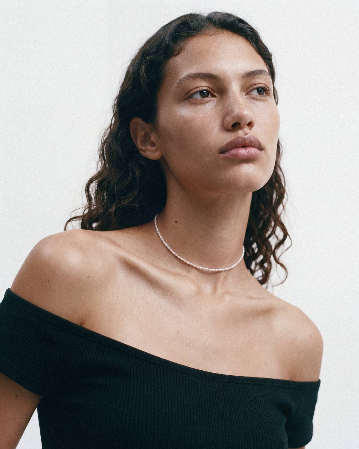 PEARL NAKED Cute Choker in Silver & White, worn by a model, for COLD SKIN.