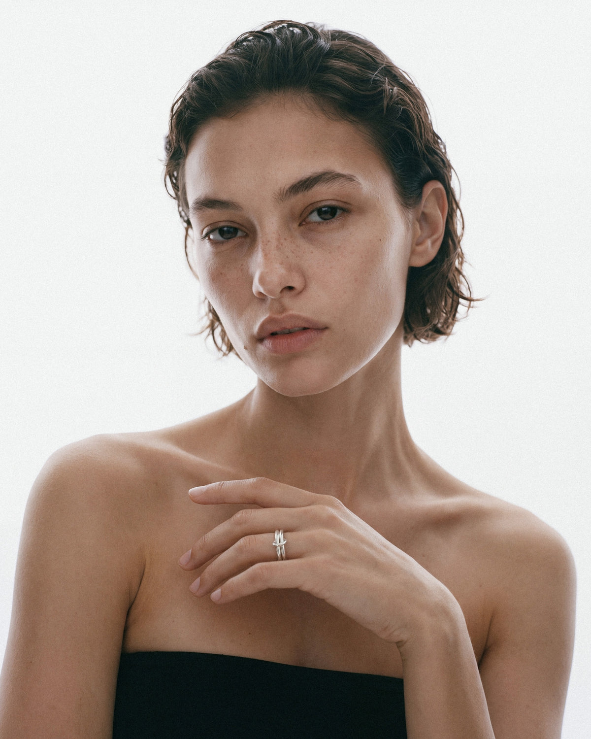 ÉCLIS Dua Ring in Silver, worn by a model, for COLD SKIN.