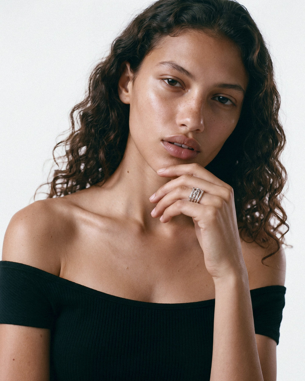 Éclis 4/mation Ring in silver, worn by a model, for COLD SKIN.