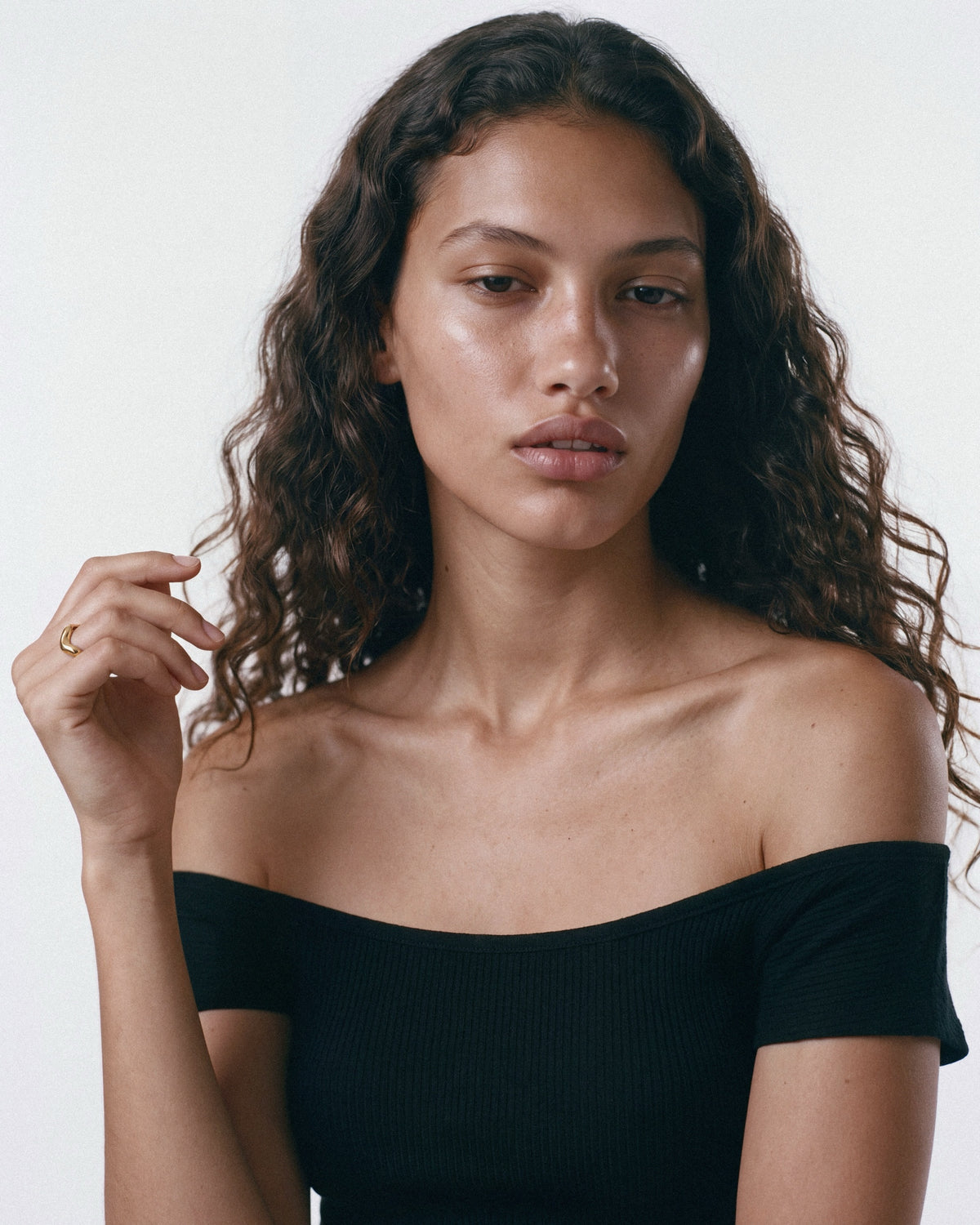 Louis Abel Aurea Polished Ring in Gold, worn by a model, for COLD SKIN.