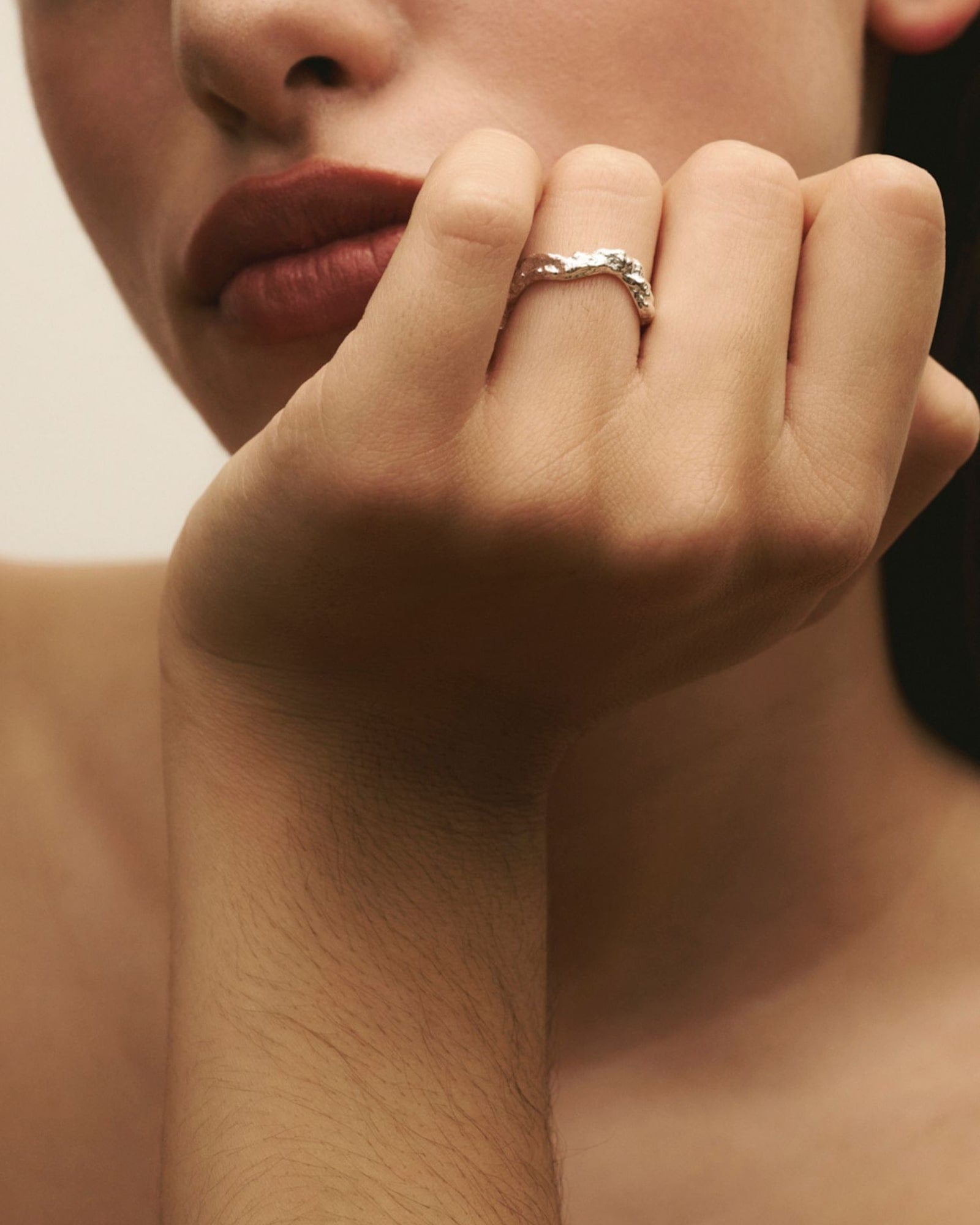 Close-up of women wearing Louis Abel Aurea Thin Ring in silver.