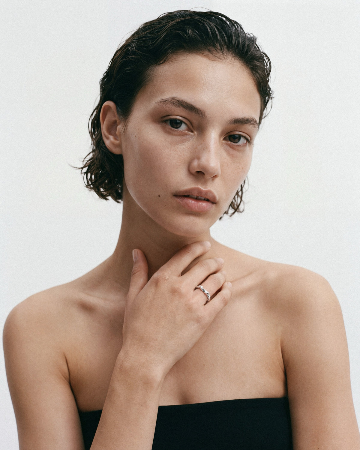 Louis Abel Aurea Thin Ring in Silver, worn by a model, for COLD SKIN.