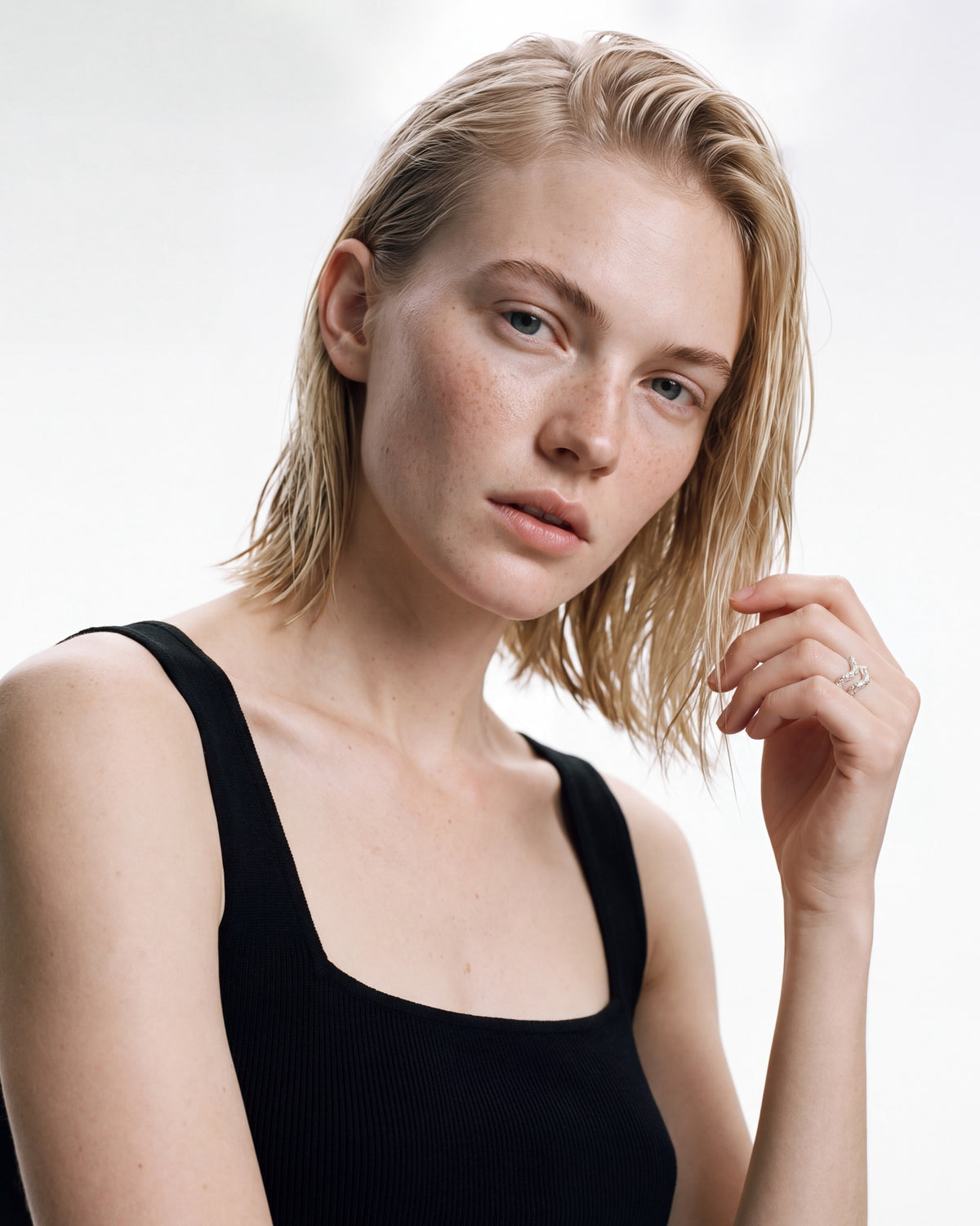 Louis Abel Aurea Twin Ring in Silver, worn by a model, for COLD SKIN.