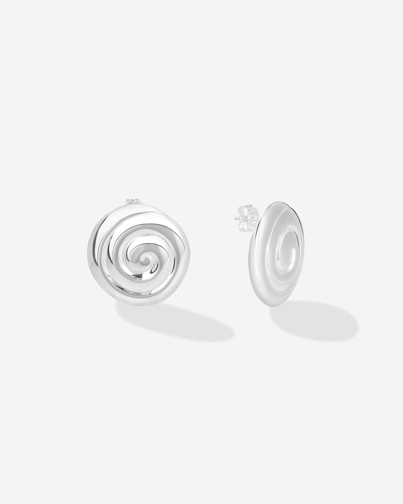 Louis Abel Uzu Mid Earrings in silver.
