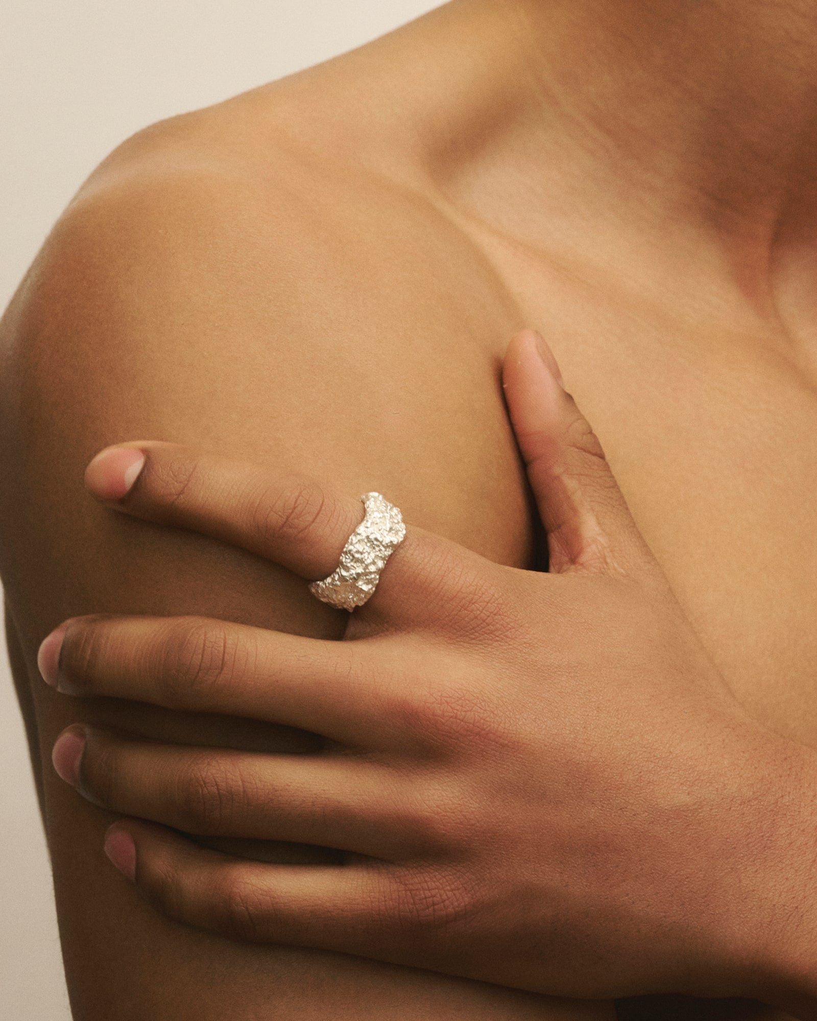 Close-up of women wearing Louis Abel Ventilo Ring in silver.