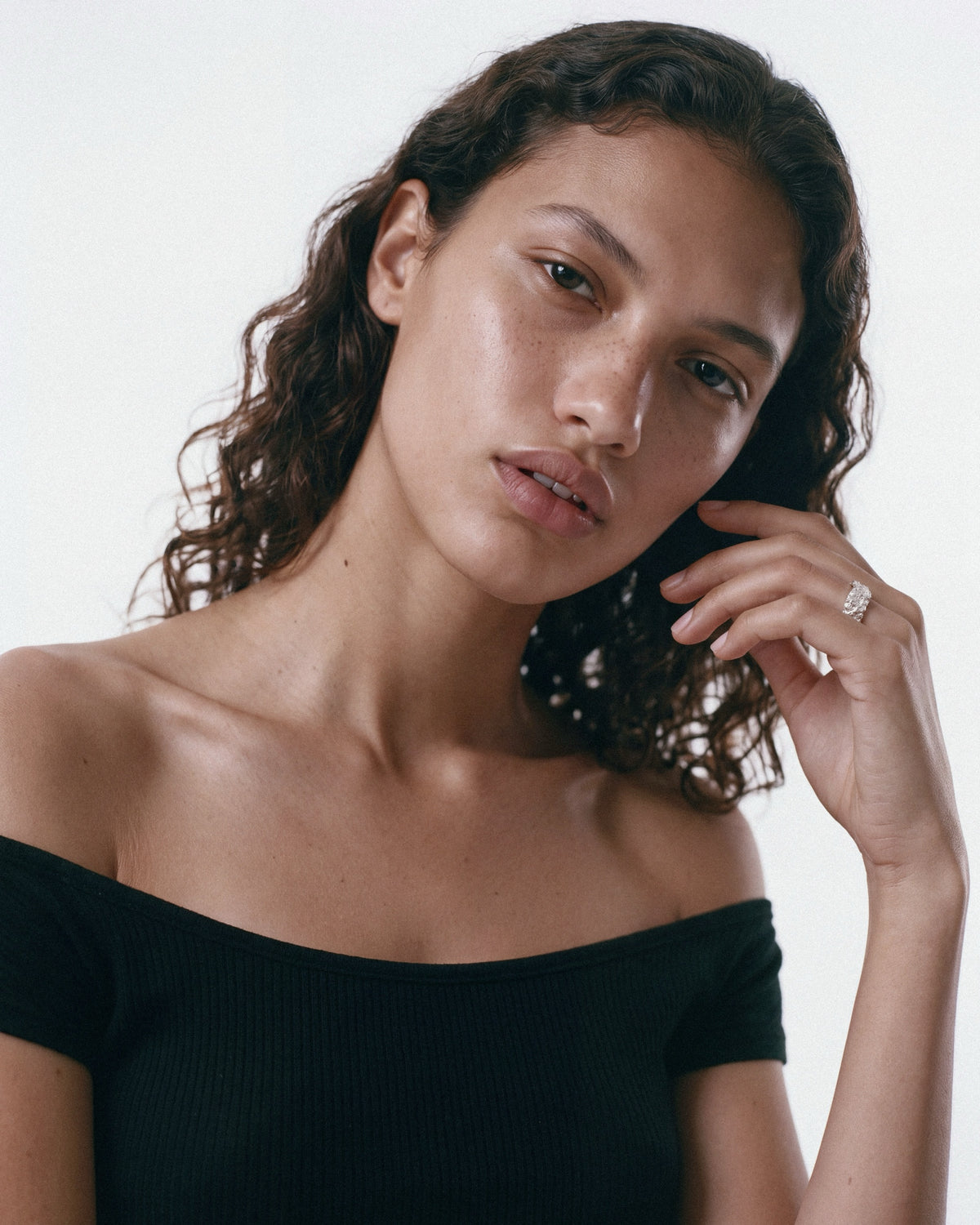 Louis Abel Ventilo Ring in Silver, worn by a model, for COLD SKIN.