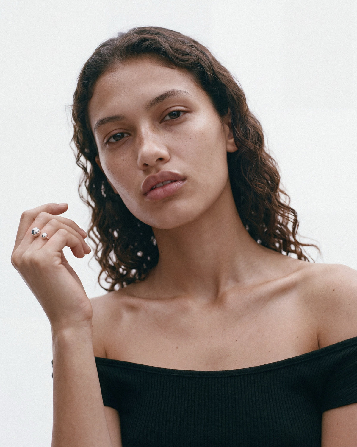 NO MORE Big Bomb Multisize Ring in Silver, worn by a model, for COLD SKIN.