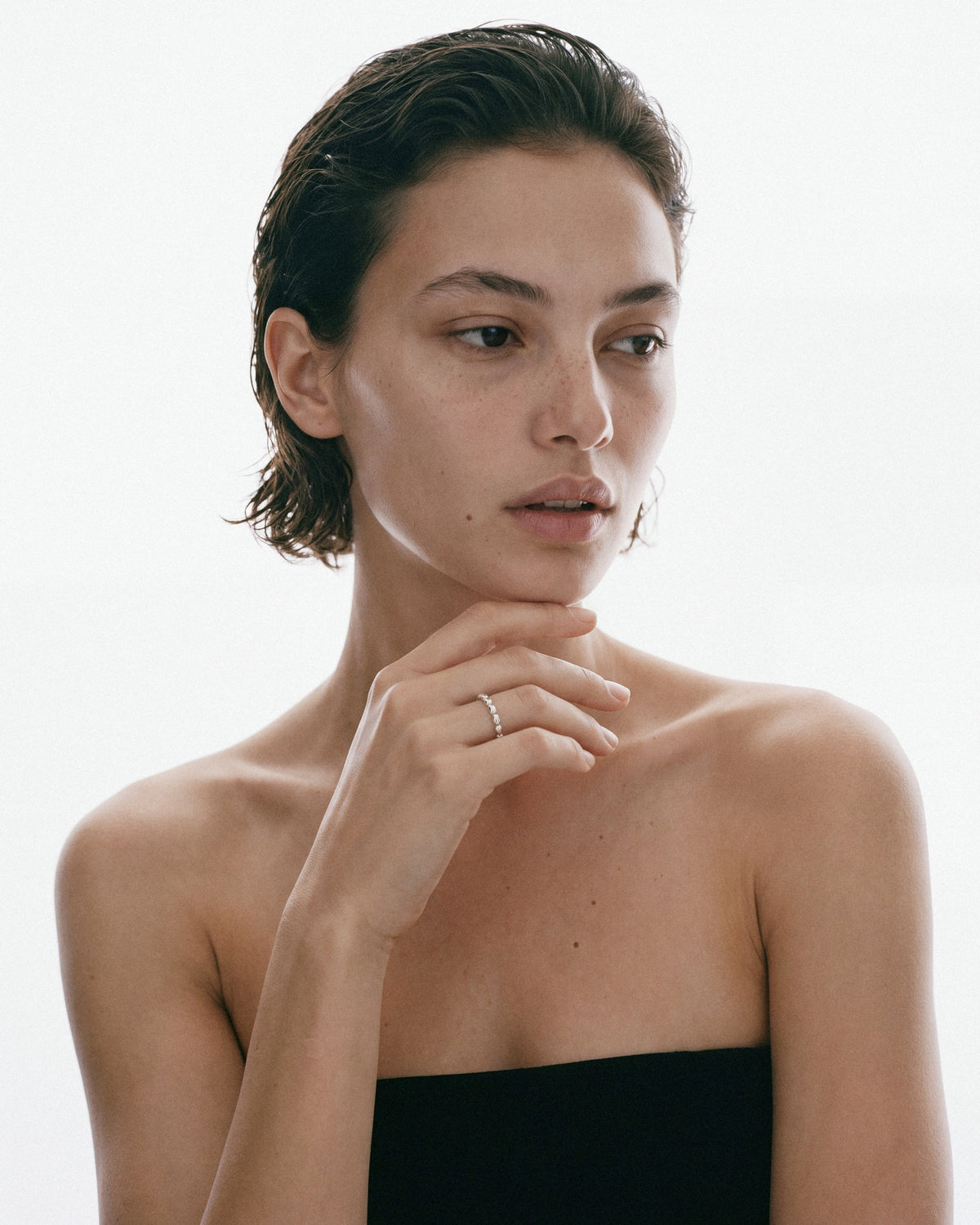PEARL NAKED Rice Ring in Silver, worn by a model, for COLD SKIN.