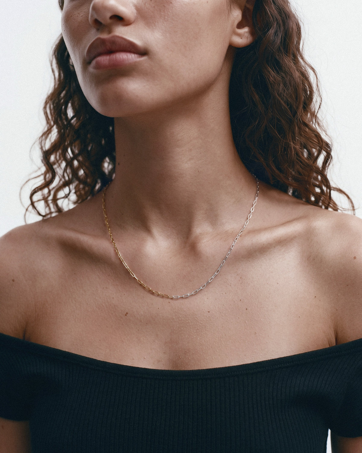 SAGA Signature Rolo Chain in Gold, worn by a model – close-up, for COLD SKIN.