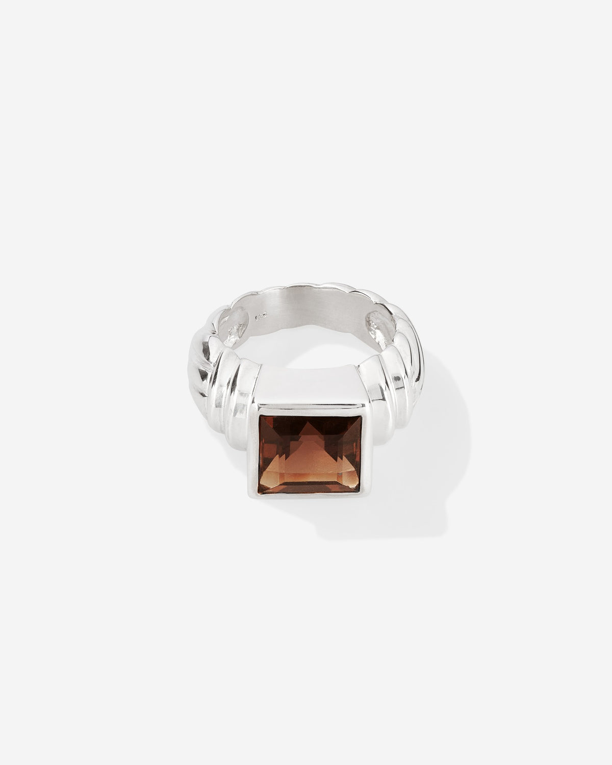 Éclis Smoky Rebel Ring in silver for COLD SKIN.