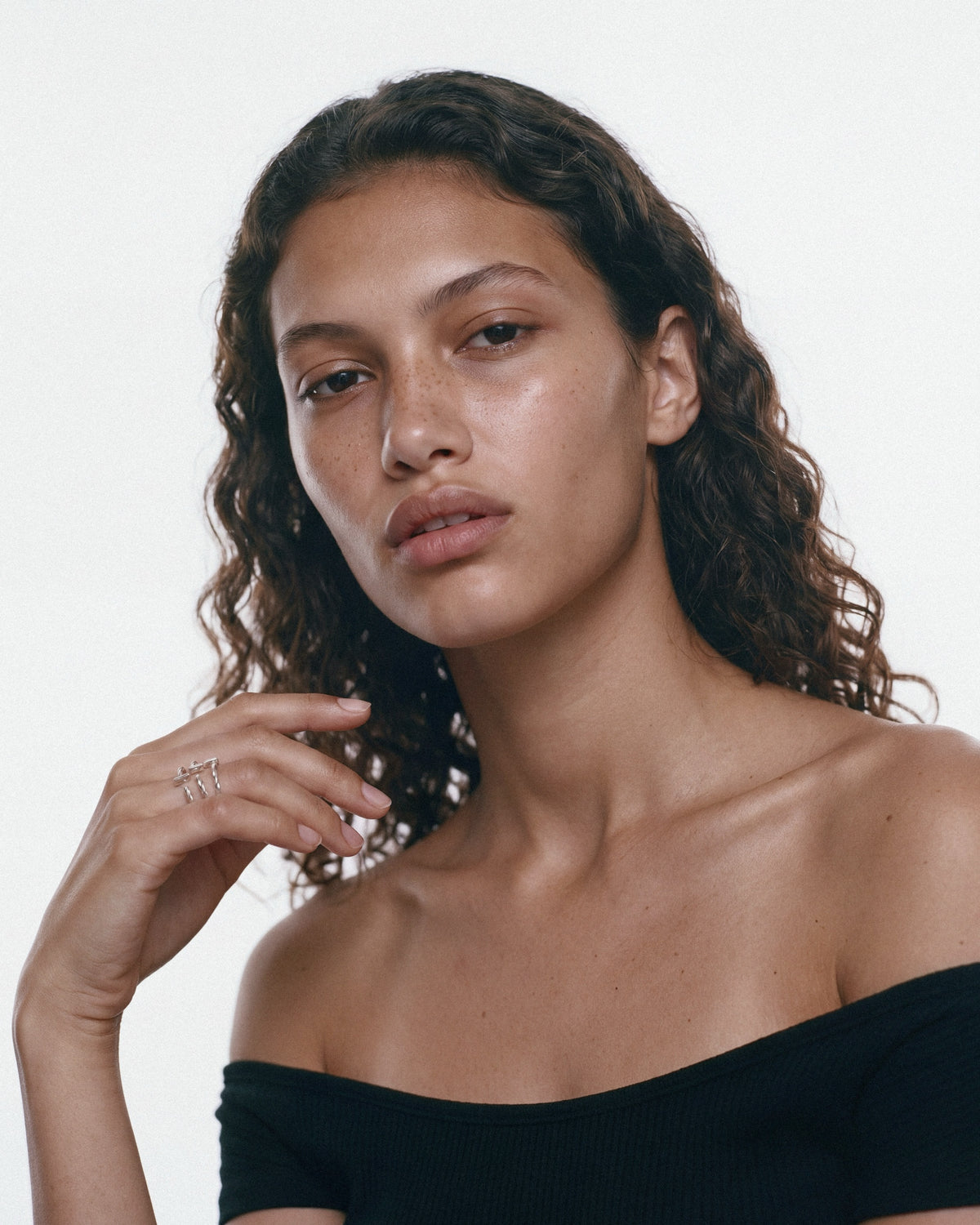 STRUGA Tripple Drills Ring in Silver, worn by a model, for COLD SKIN.