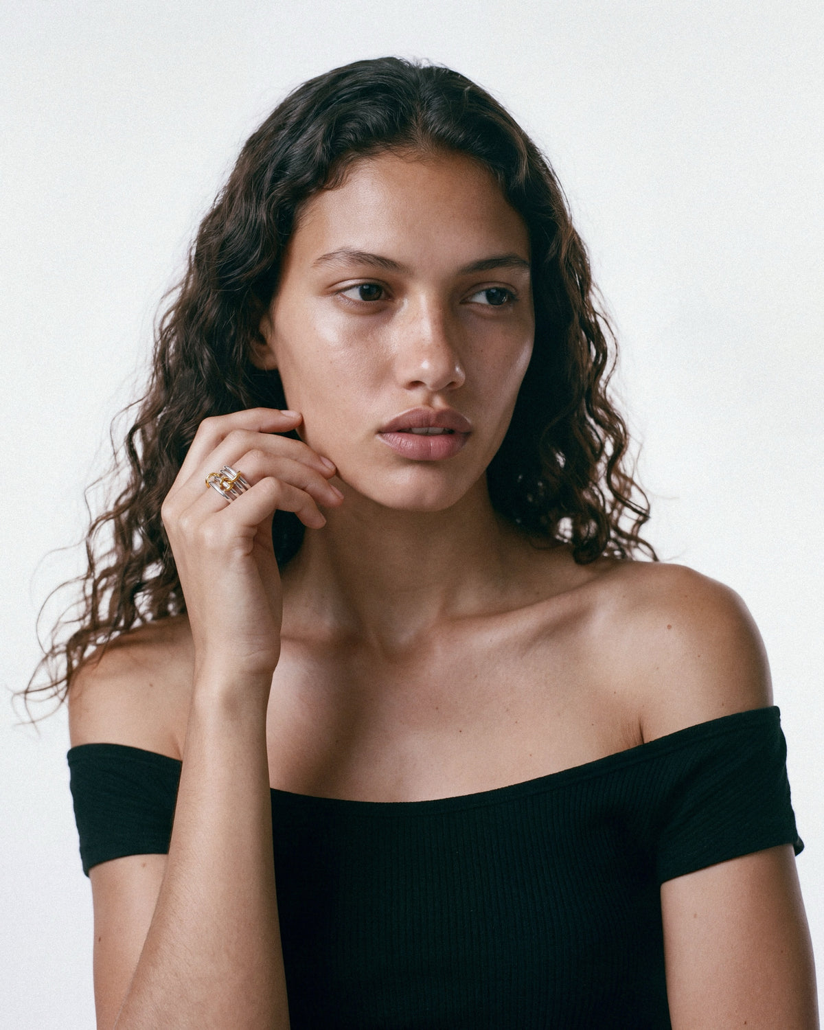 ÉCLIS 4/mation Ring in Silver & Gold, worn by a model, for COLD SKIN.