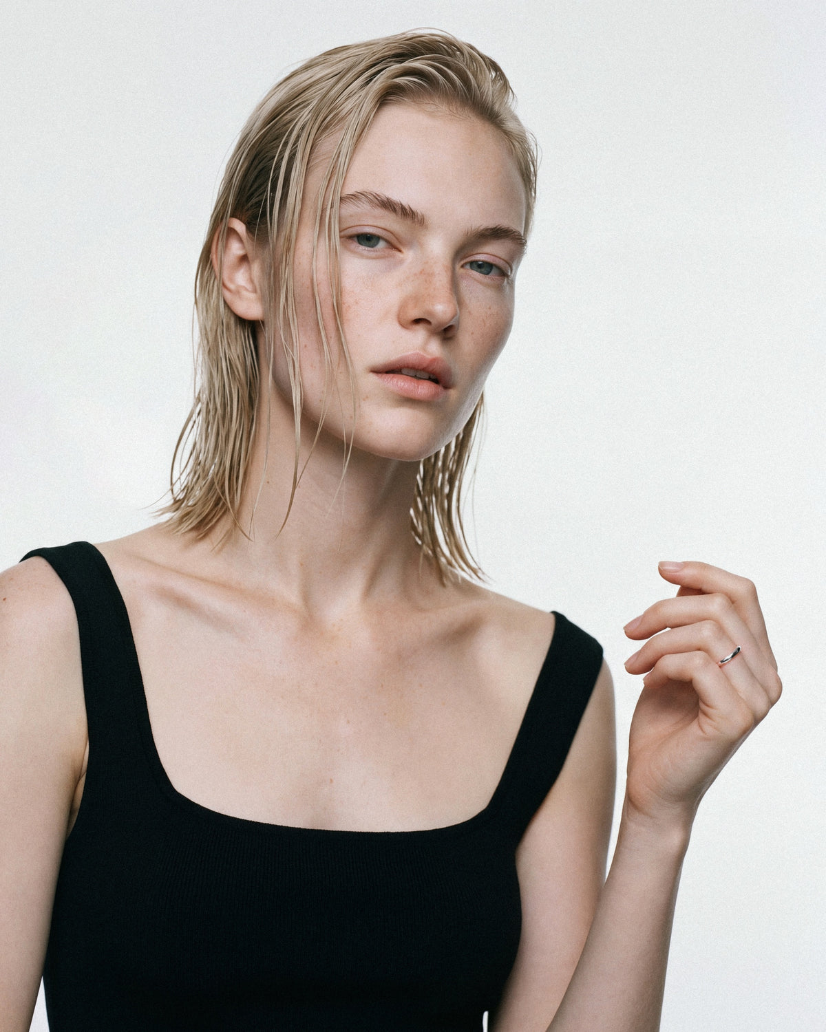 ARISHI Basic Small Ring in Silver, worn by a model, for COLD SKIN.