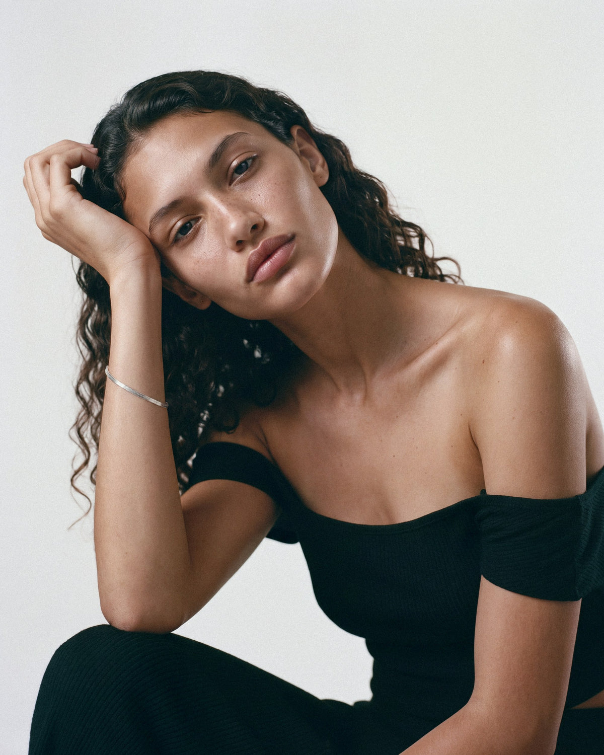 Baixa Alexa Bracelet in silver, worn by a model, for COLD SKIN.