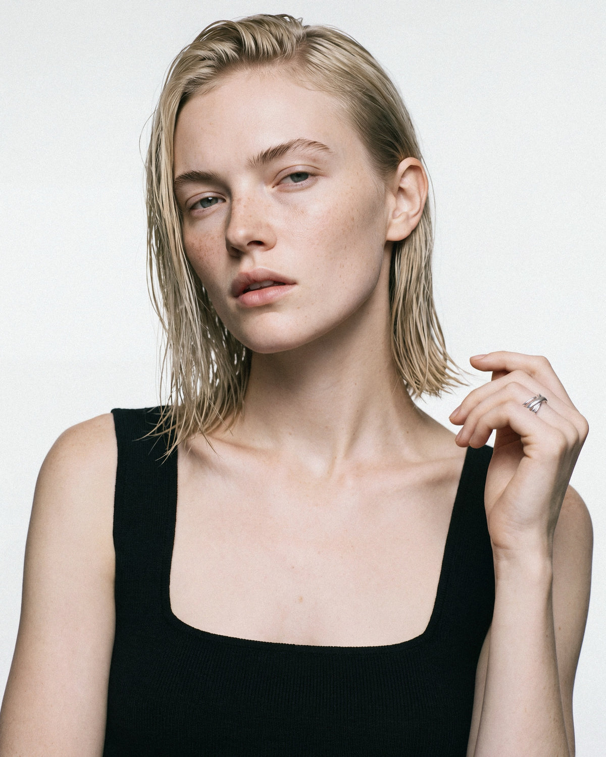 BAIXA Ana Ring in Silver, worn by a model, for COLD SKIN.