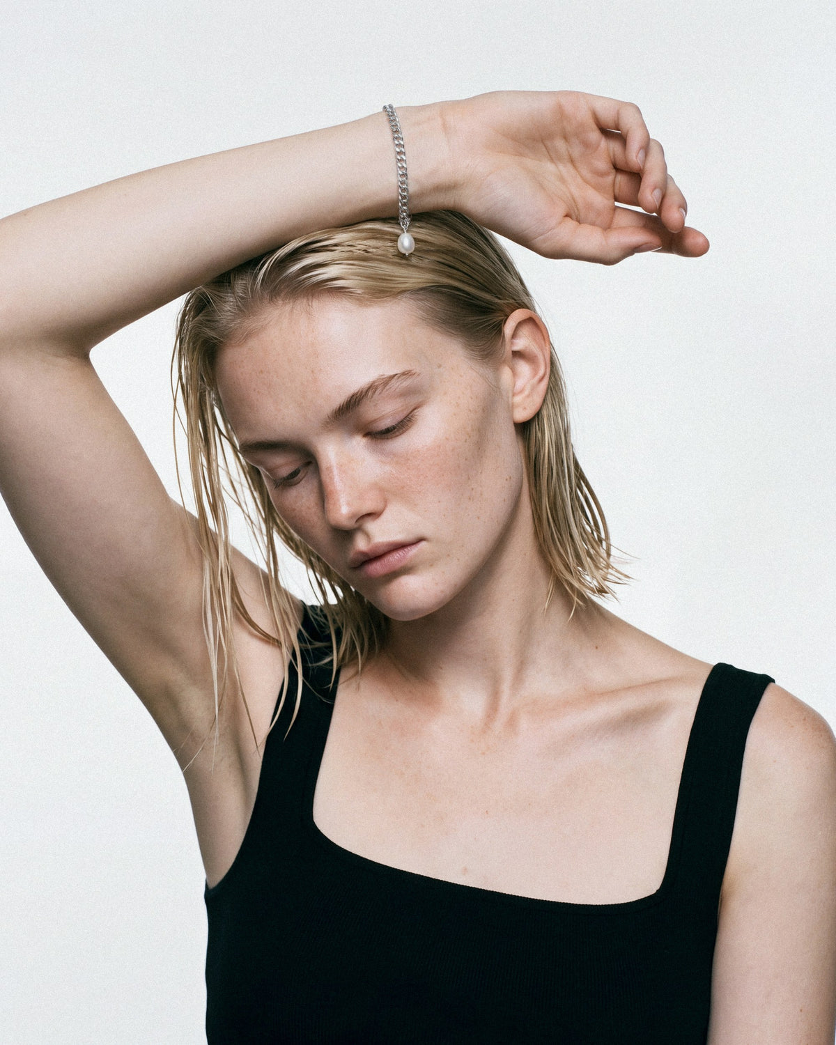 Baixa Clara Bracelet in silver with pearl, worn by a model, for COLD SKIN.