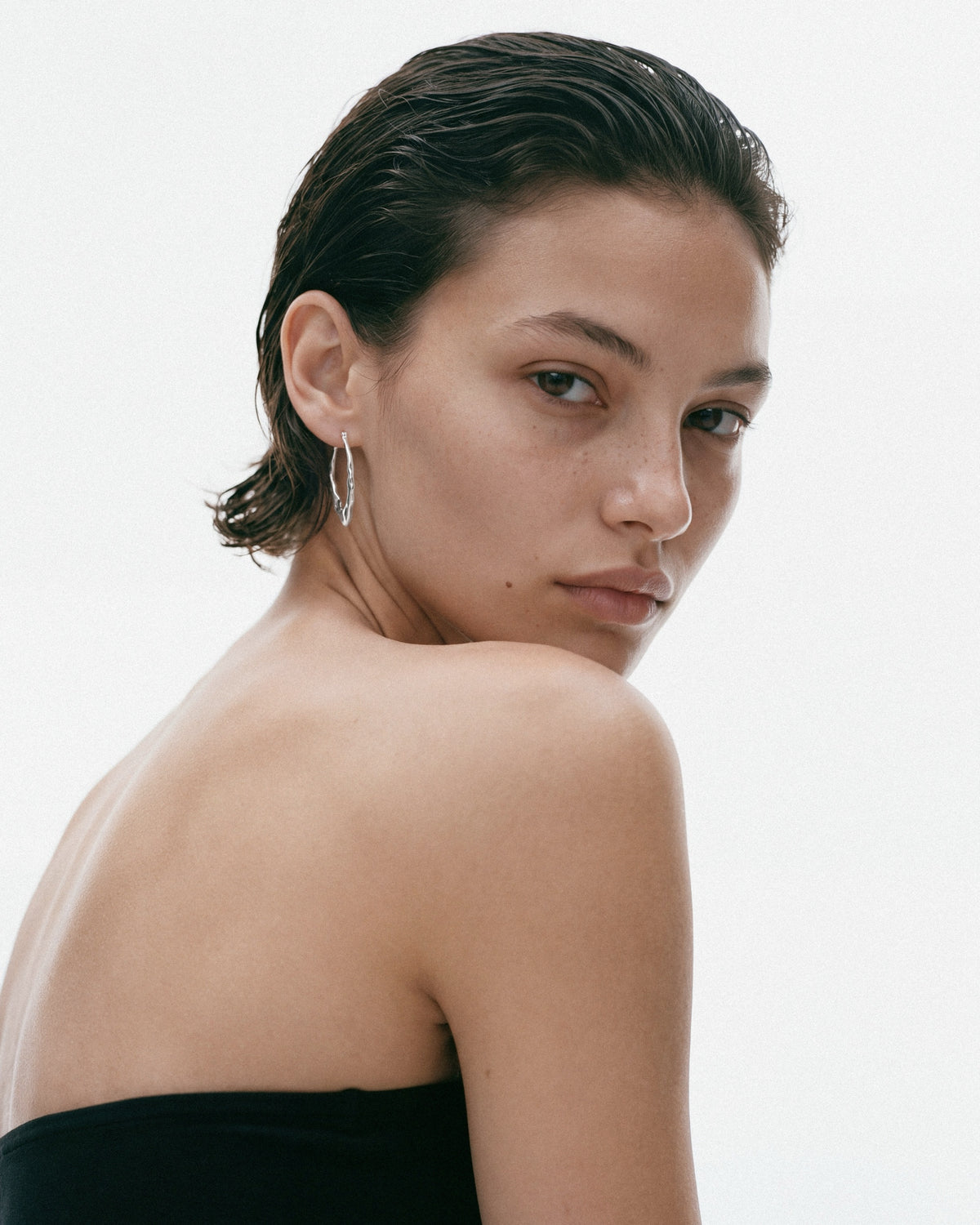 BAIXA Dalia Hoops in Silver, worn by a model, for COLD SKIN.