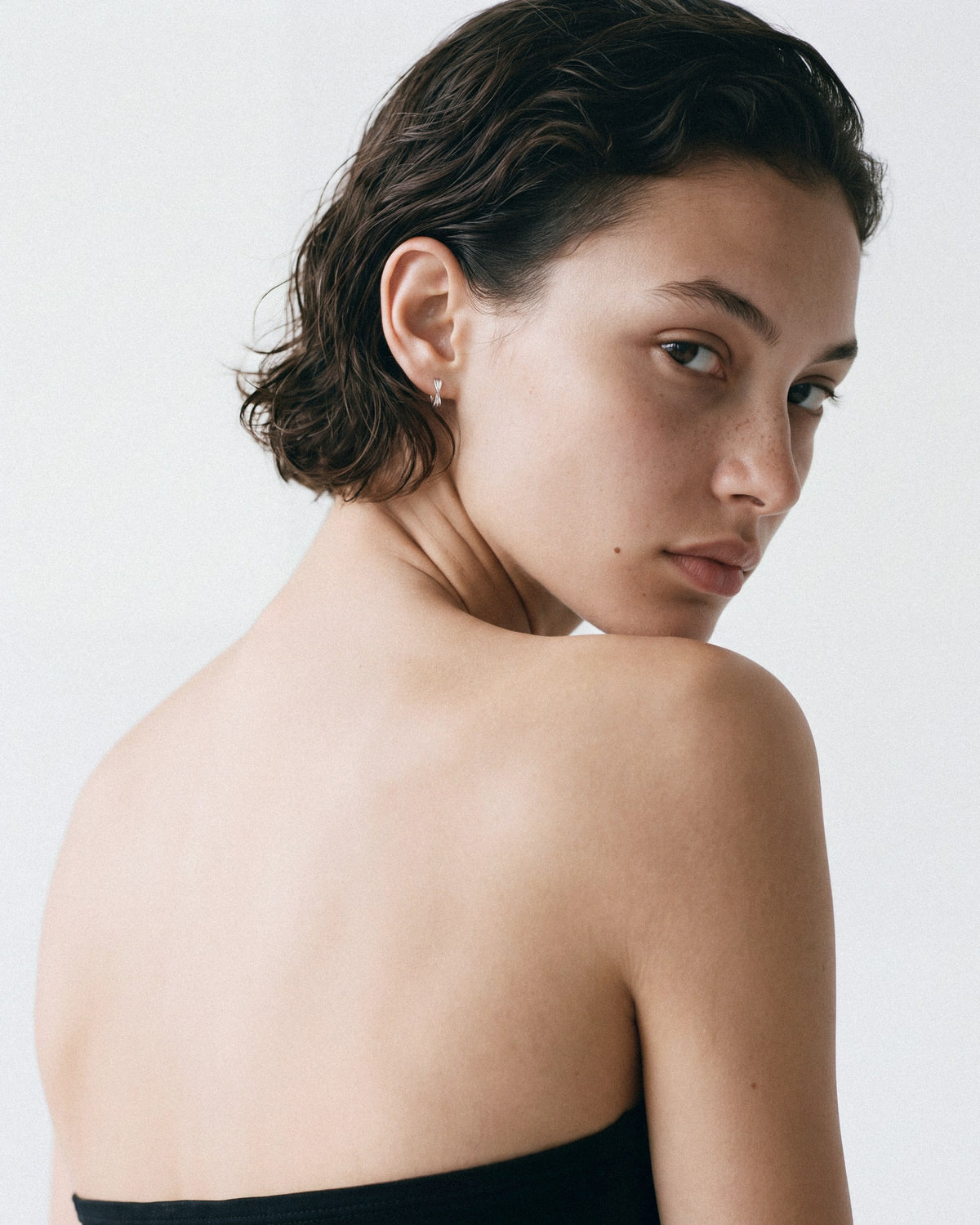 Baixa Eli Hoops in silver, worn by a model, for COLD SKIN.