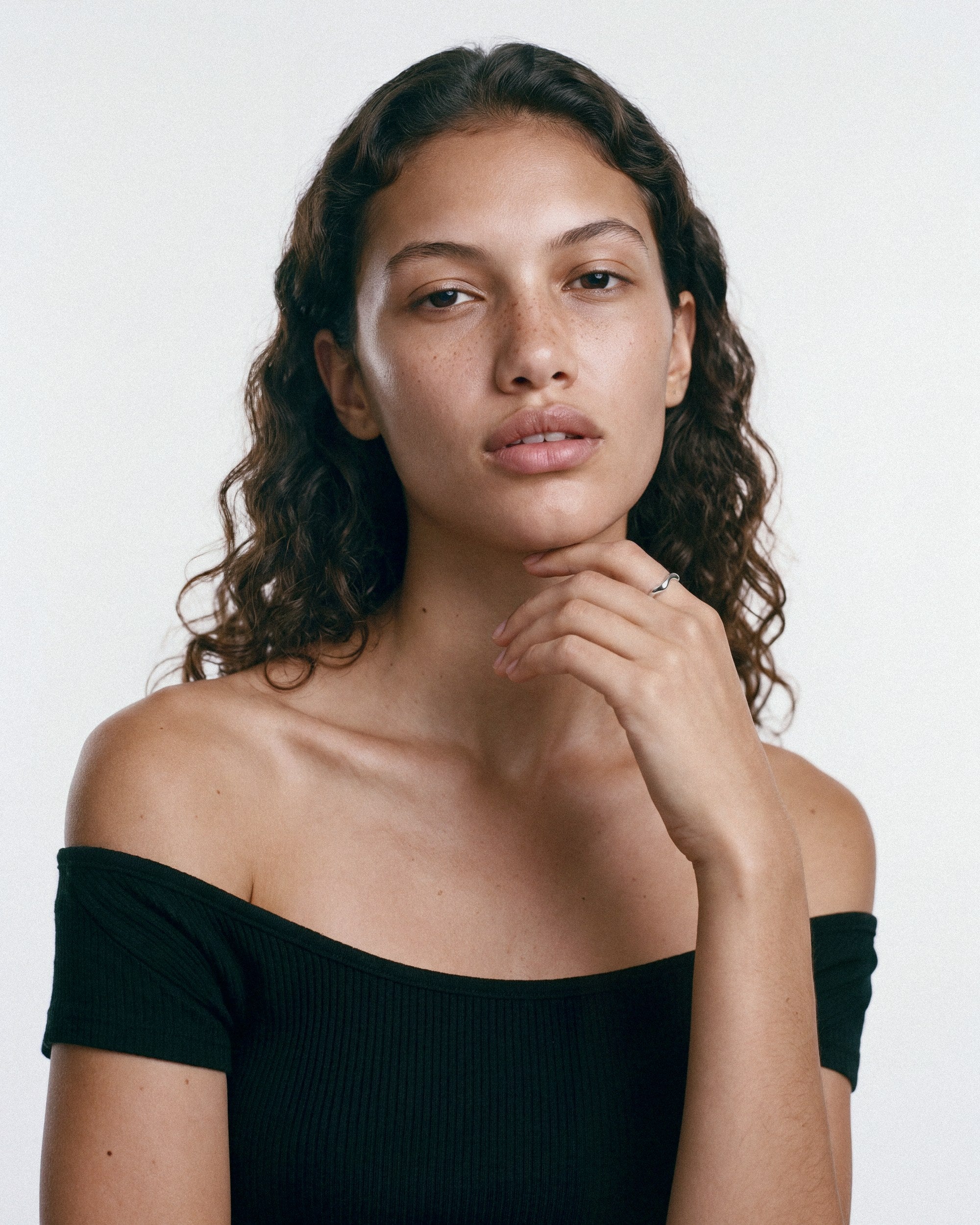 Baixa Julia Ring in silver, worn by a model, for COLD SKIN.