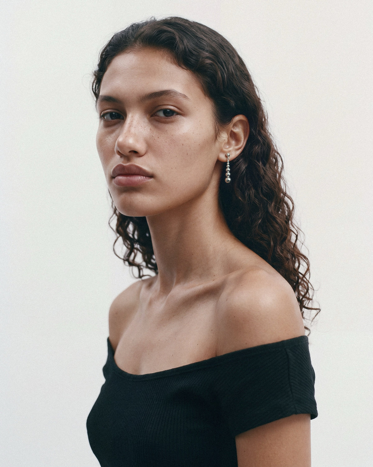 BAIXA Juno Earrings in Silver, worn by a model, for COLD SKIN.