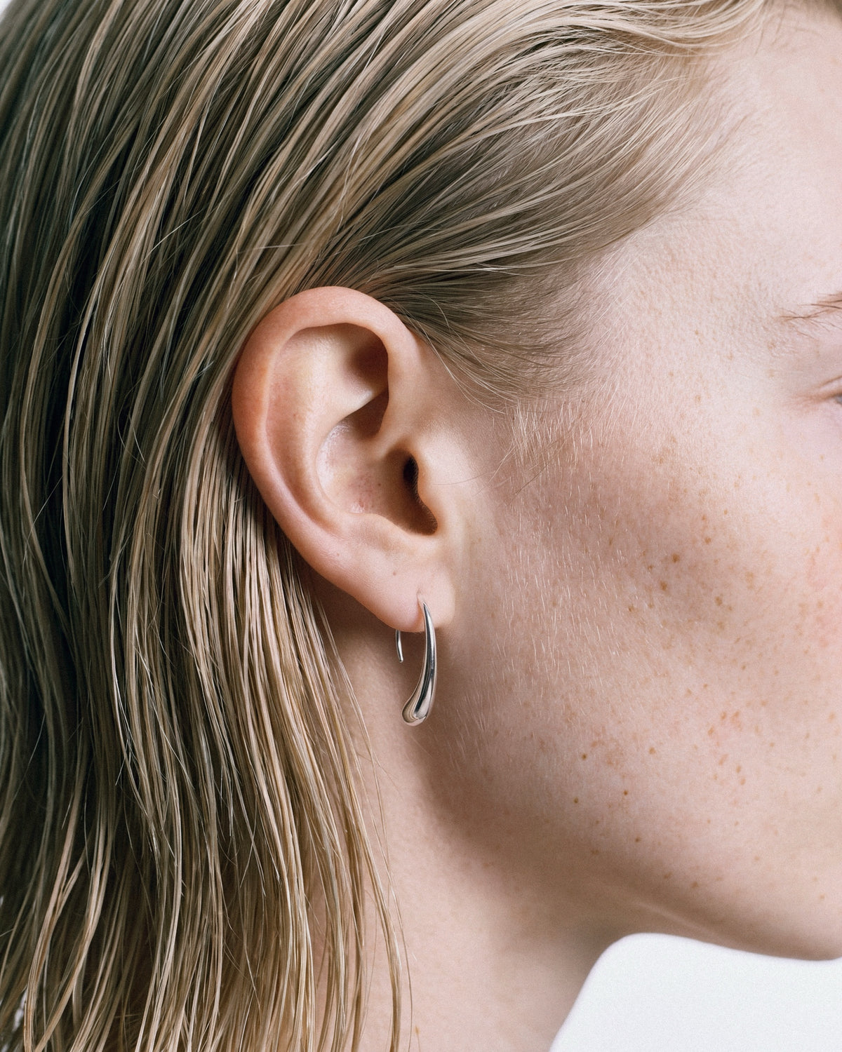 BAIXA Maya Hoops Small in Silver, worn by a model – close-up, for COLD SKIN.
