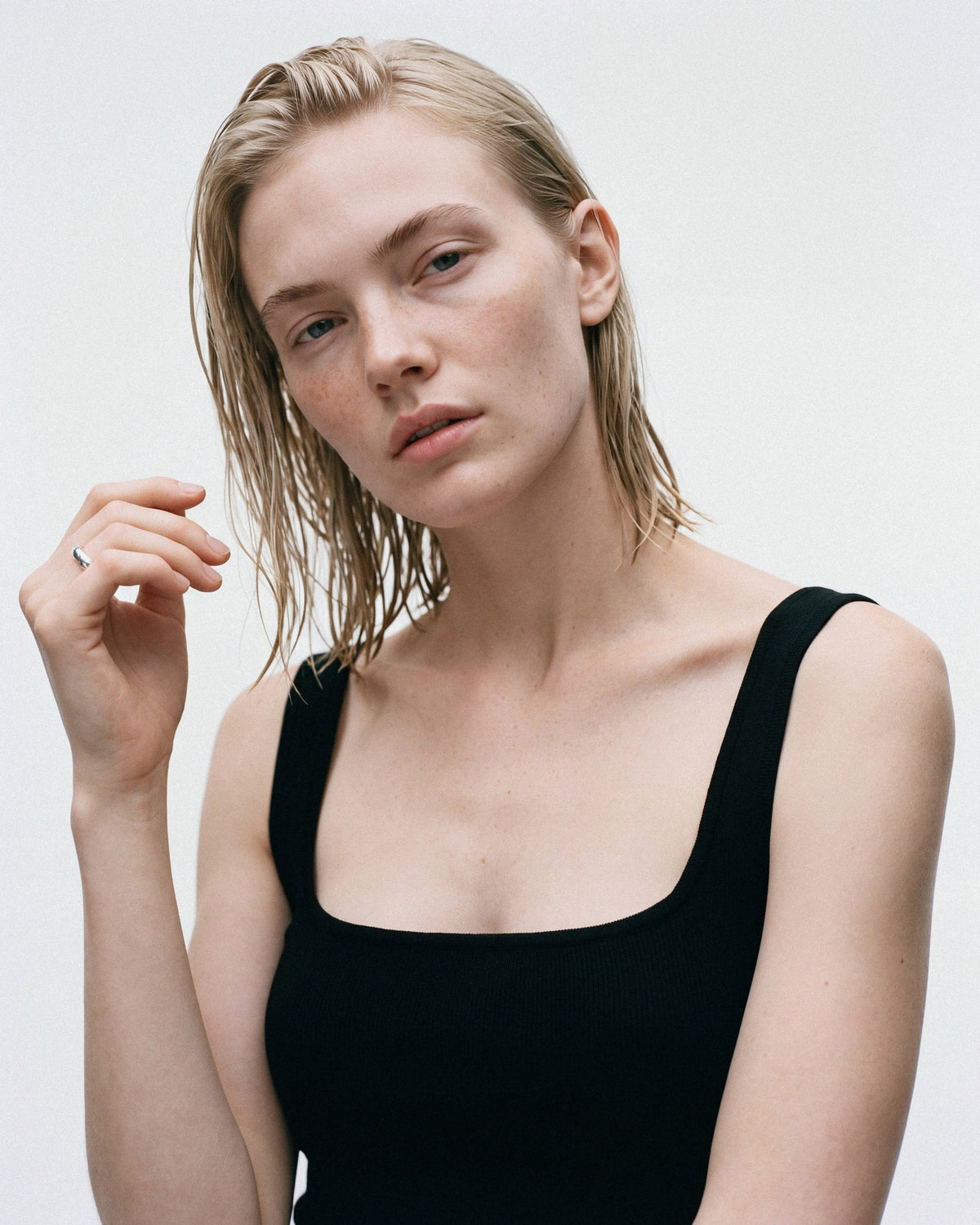 ARISHI Basic Big Ring in Silver, worn by a model, for COLD SKIN.