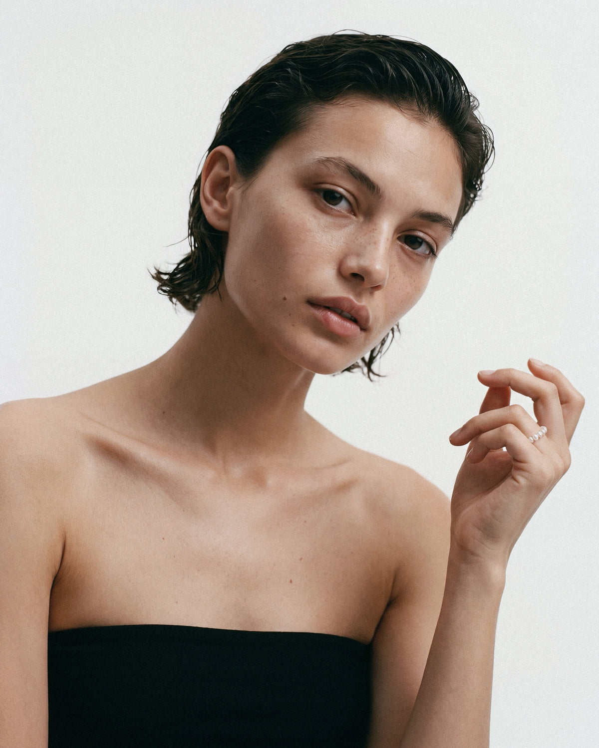 PEARL NAKED Big Rice Ring in White, worn by a model, for COLD SKIN.