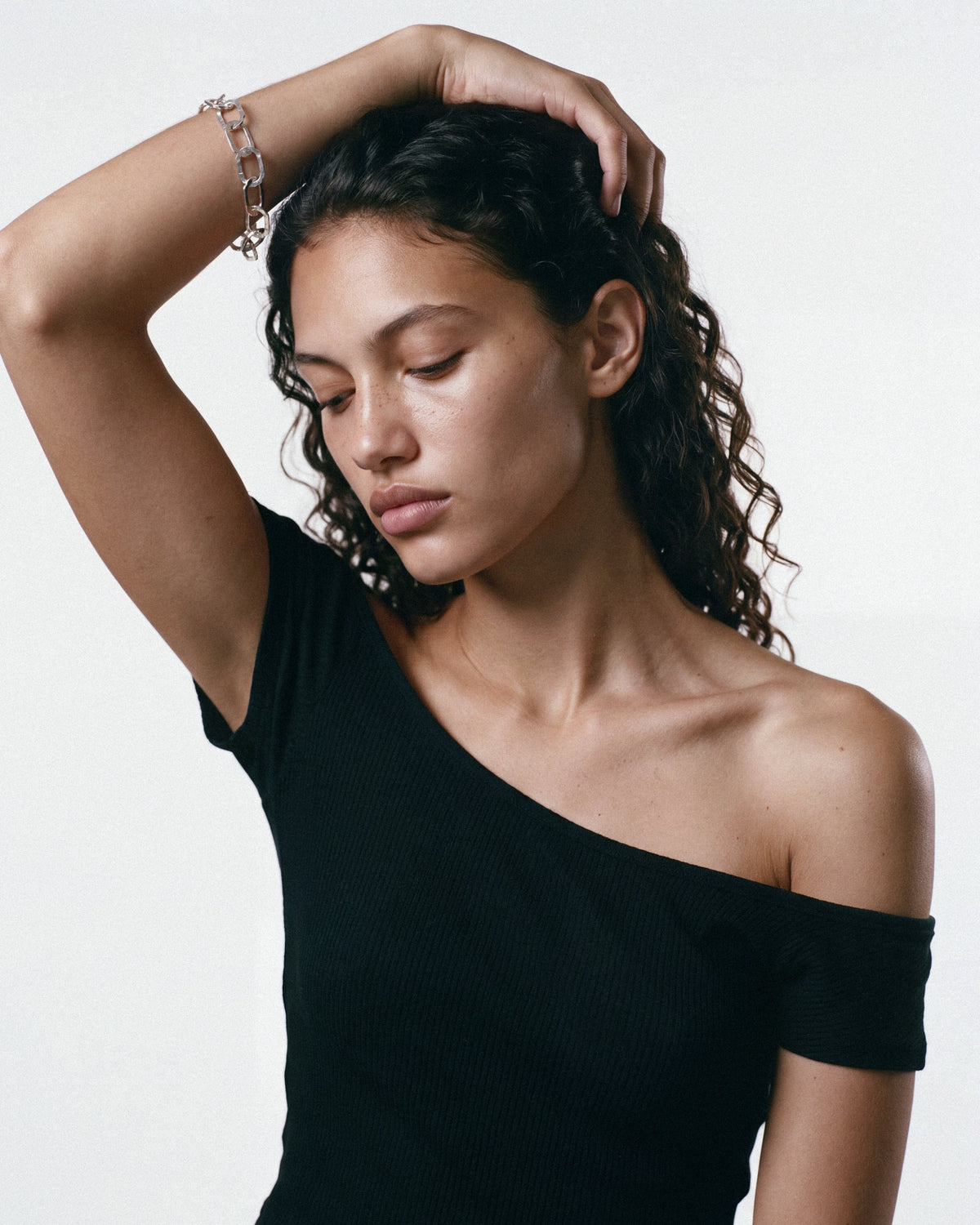 STRUGA Blade Medium Links V.2 Bracelet in Silver, worn by a model, for COLD SKIN.