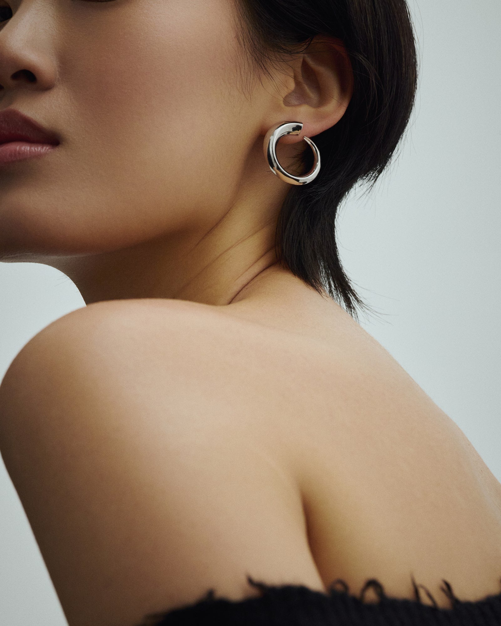 Model wearing BAIXA Ava Earrings in silver for COLD SKIN.
