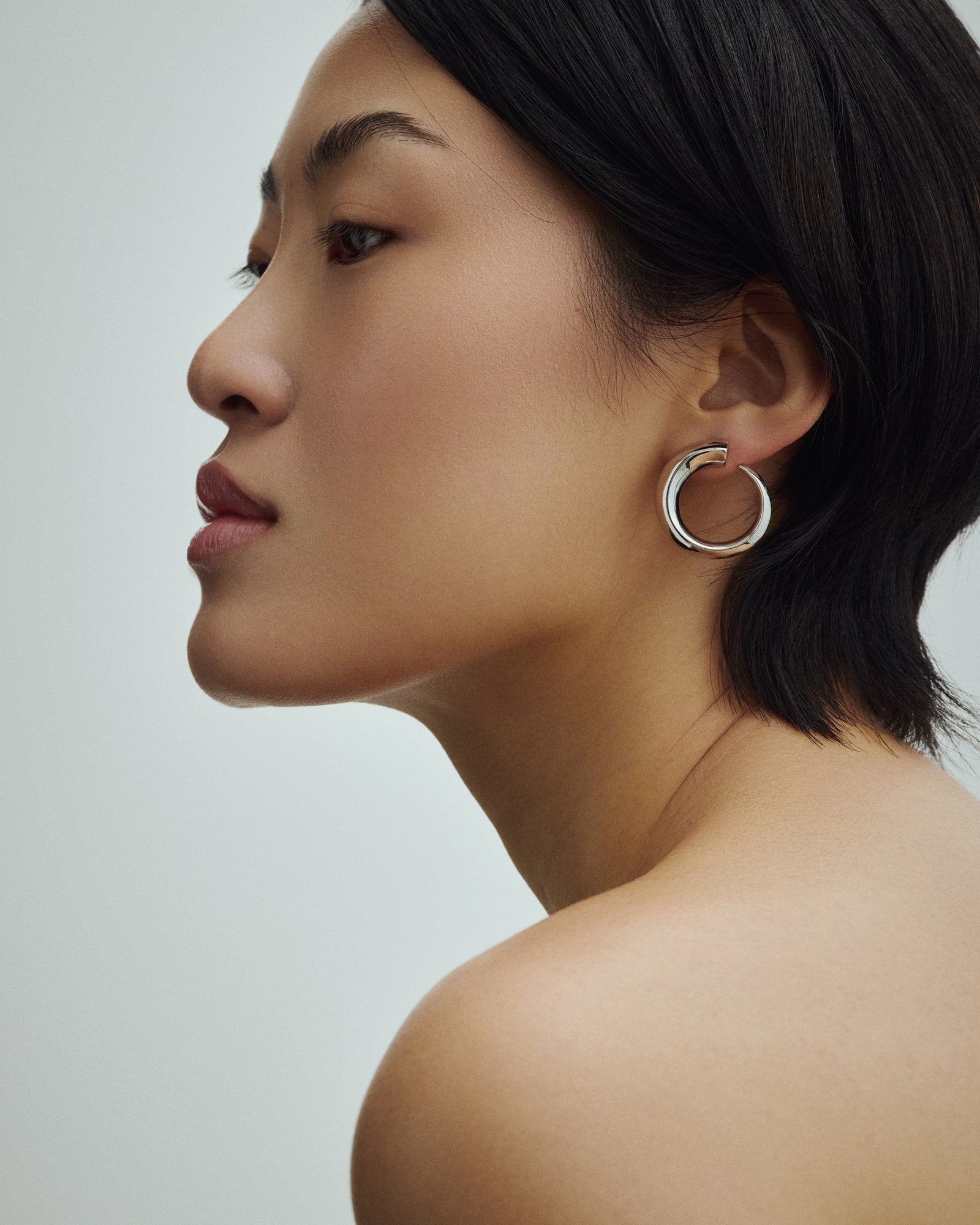Model wearing BAIXA Ava Earrings in silver for COLD SKIN.