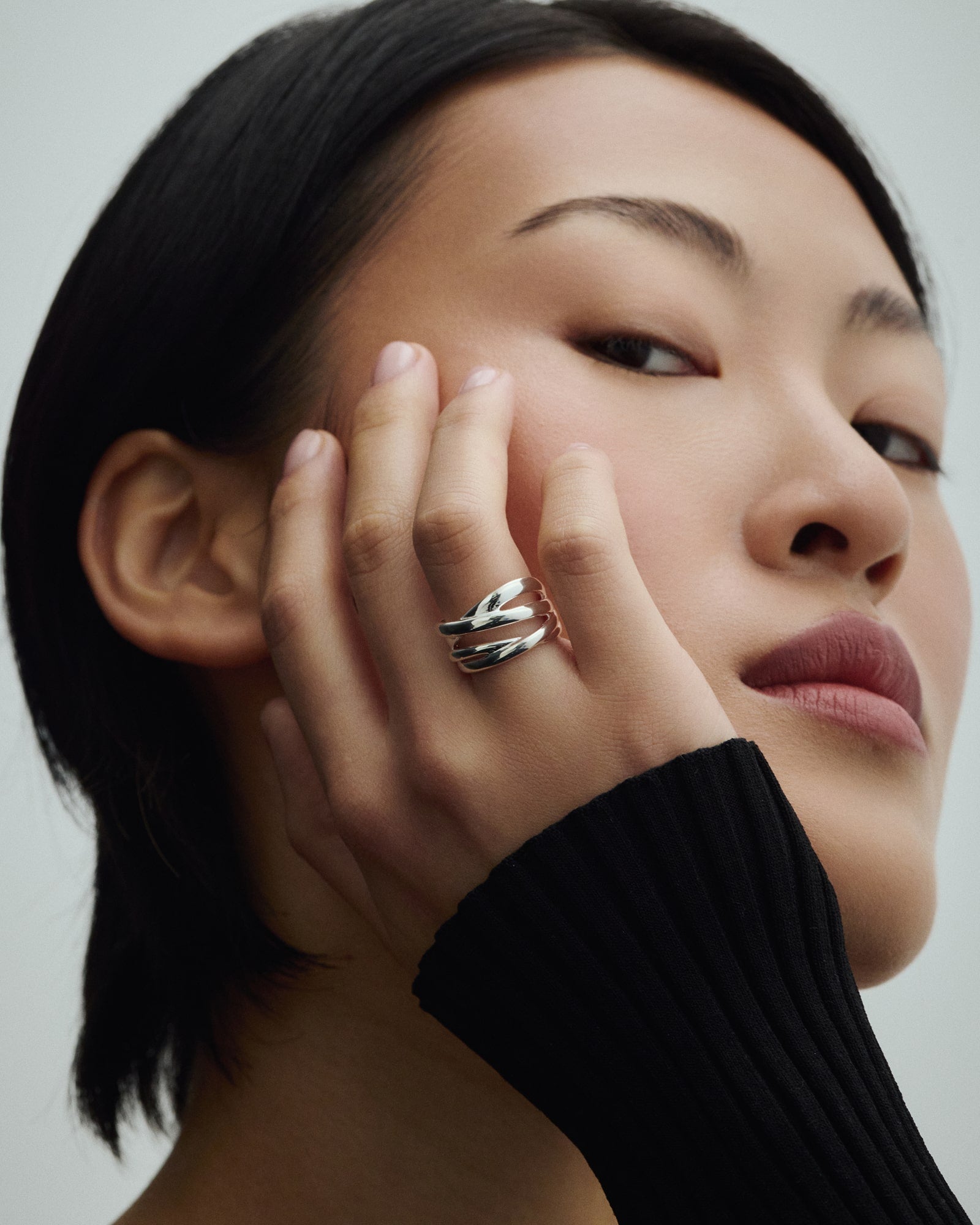 Female model wearing Baixa Lucia Ring in silver.