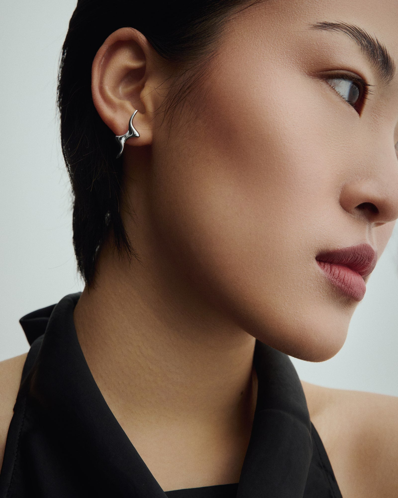 Female model wearing Baixa Raven Studs in silver.