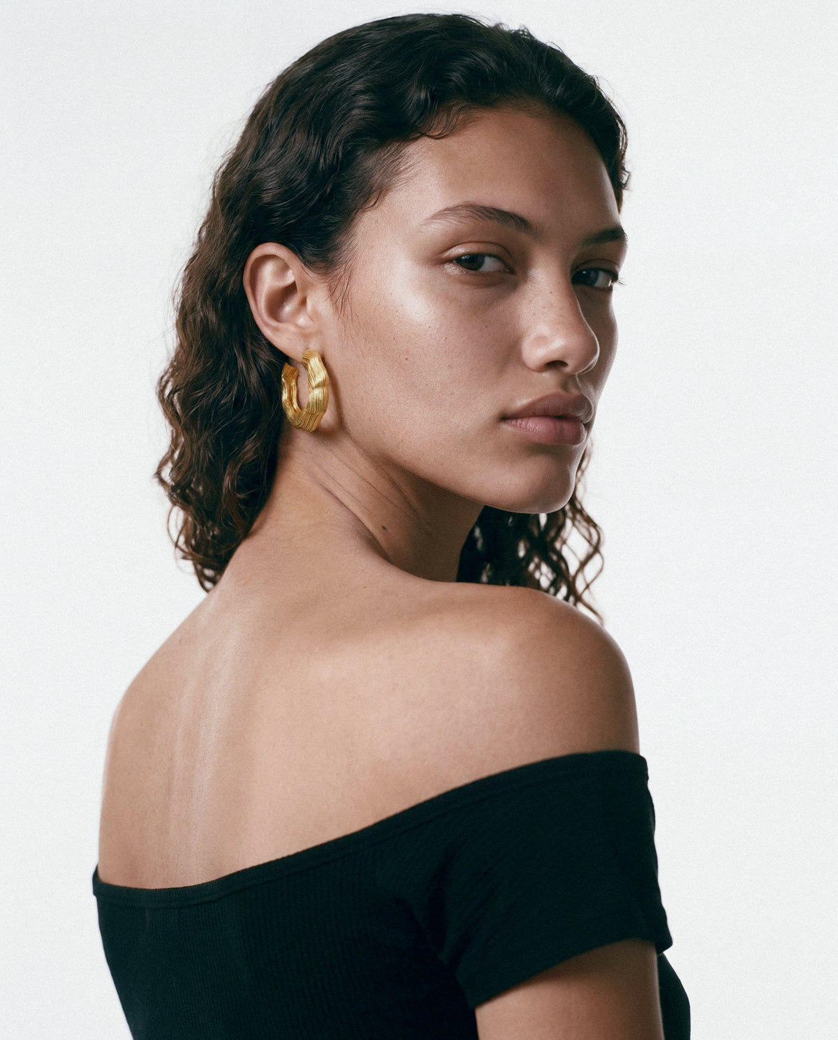 Model wearing the Abluvio Earrings - Gold