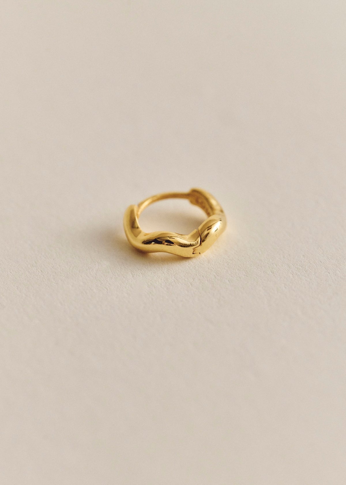 Aurea Polished Mini Hoop - Oro