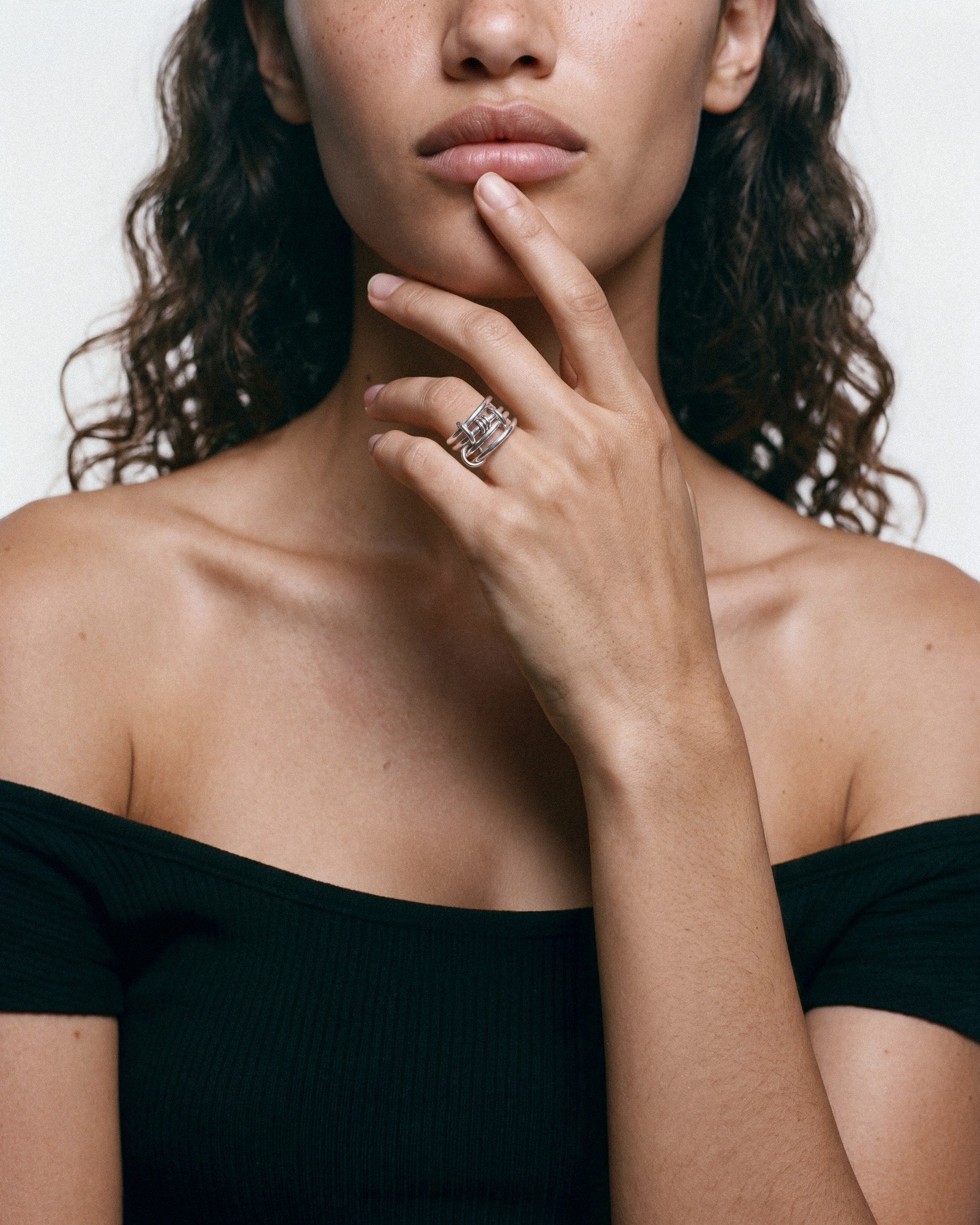 Éclis 4/mation Ring in silver, worn by a model — close-up, for COLD SKIN.