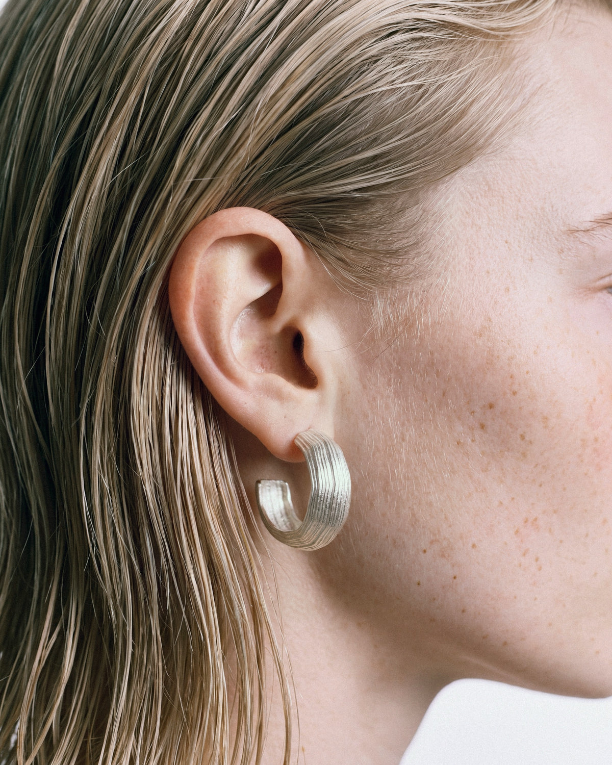 Louis Abel Abluvio Mid Hoops in Silver, worn by a model – close-up, for COLD SKIN.