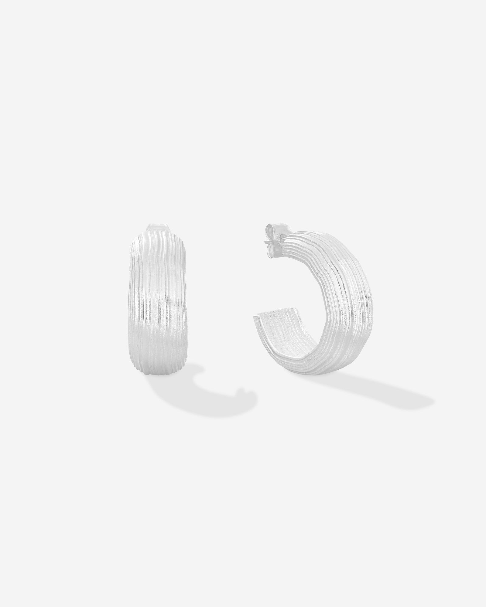 Louis Abel Abluvio Mid Hoops in silver.
