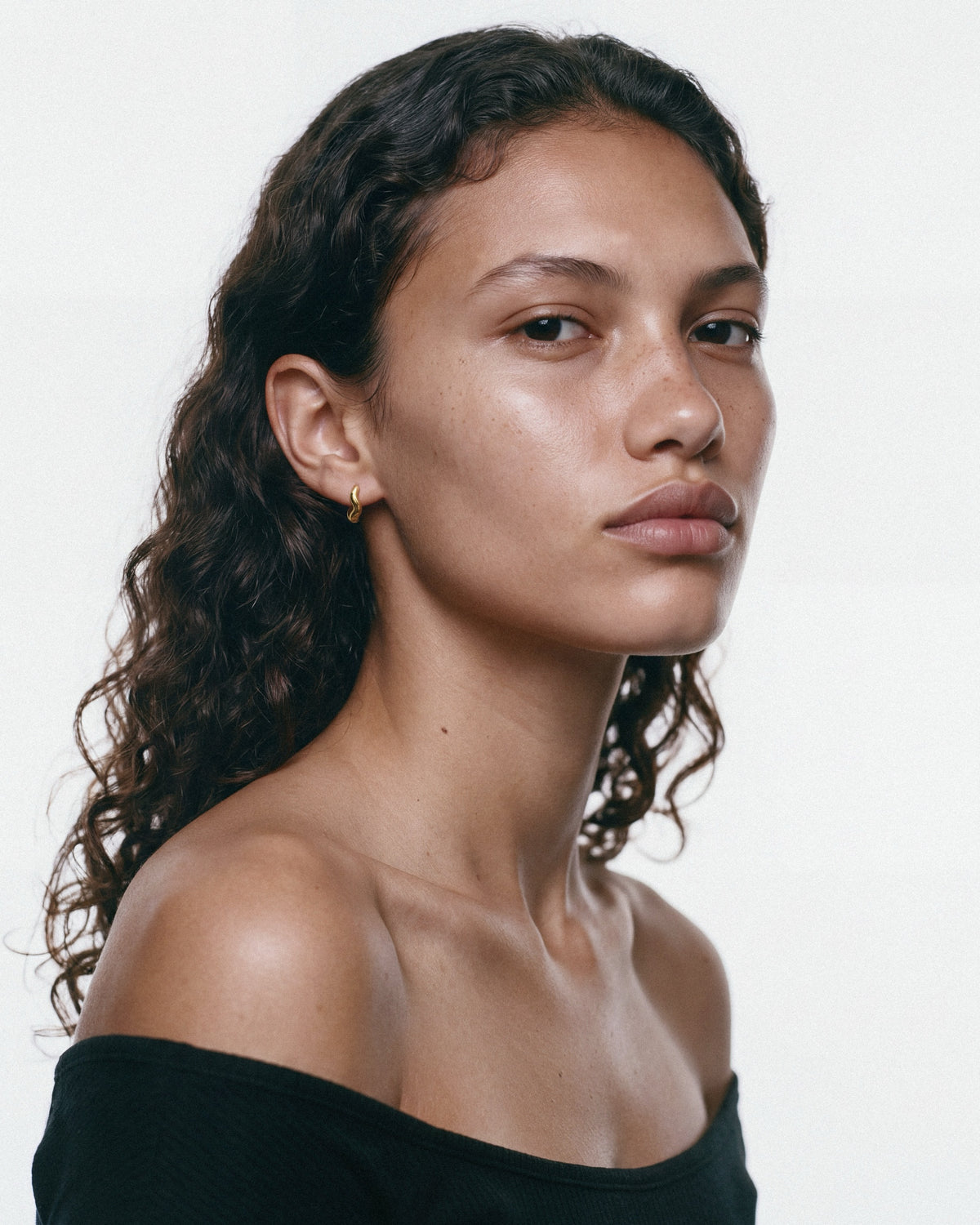 Louis Abel Aurea Polished Mini Hoop in Gold, worn by a model, for COLD SKIN.