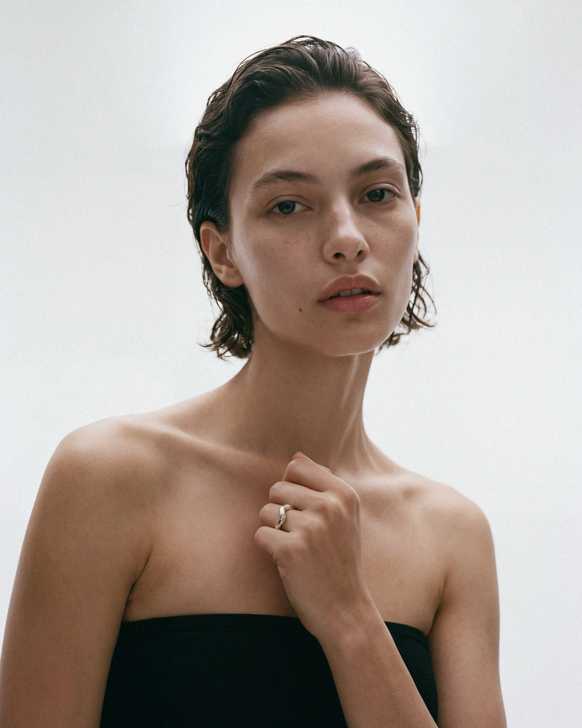 Louis Abel Aurea Polished Ring in Silver, worn by a model, for COLD SKIN.