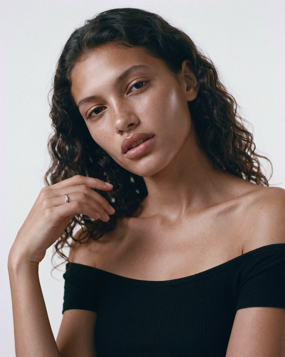 Louis Abel Aurea Polished Thin Ring in Silver, worn by a model, for COLD SKIN.